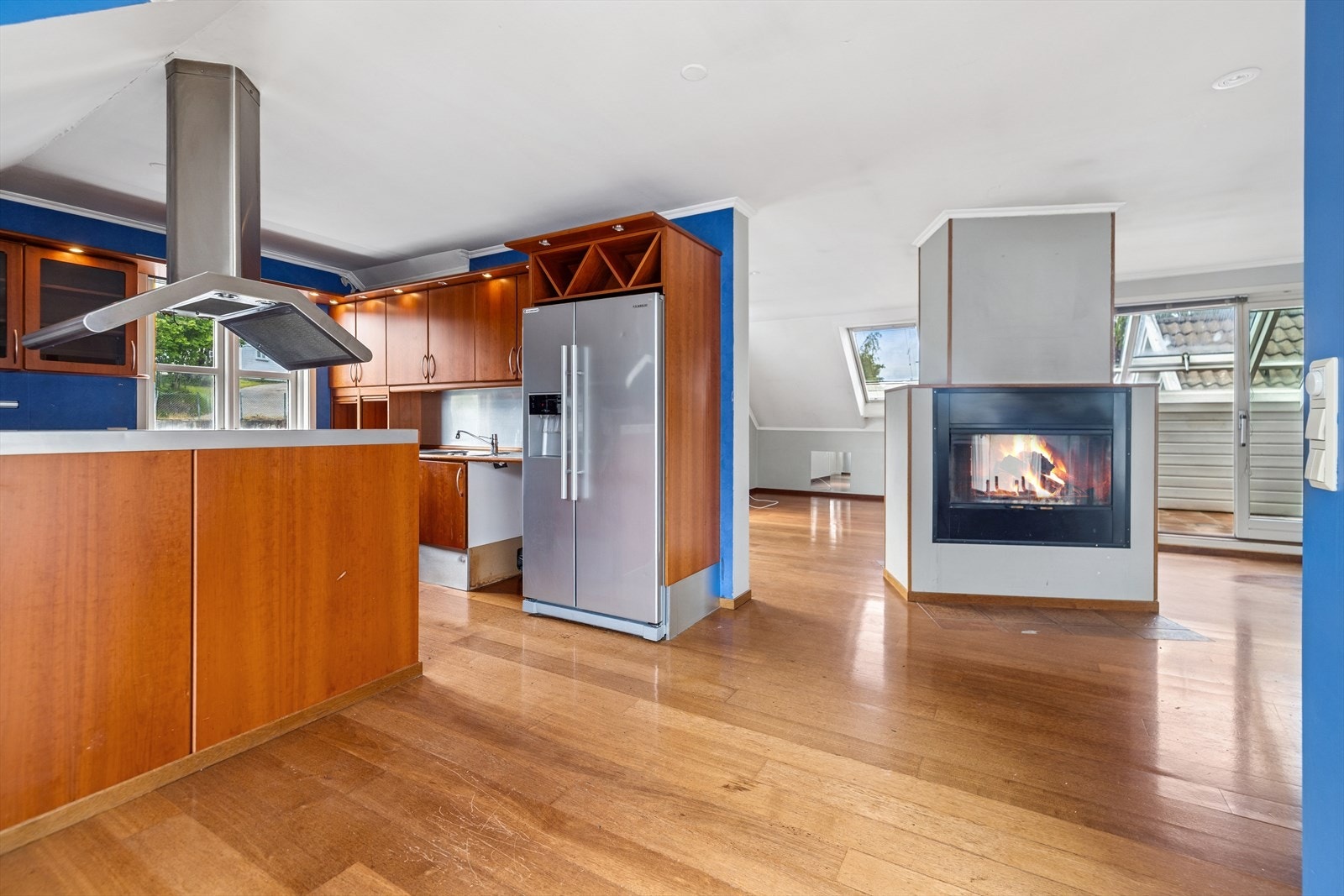 Åpen løsning mellom stue og kjøkken. Galleribilde