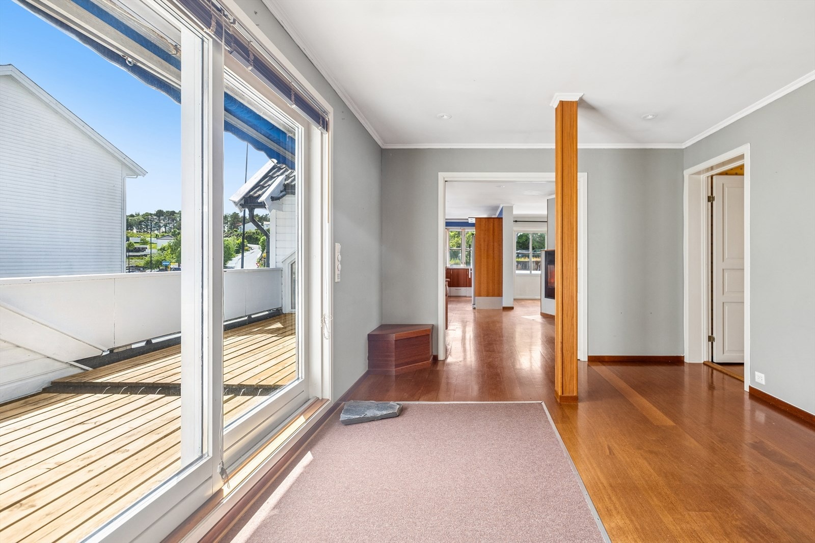 Entrè/gang med utgang til romslig balkong. Galleribilde