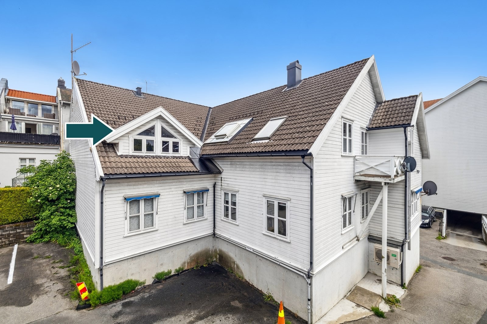 Leiligheten ligger i 2. etg. i et bygg som er kombinert bolig og kontor. Næringsdelen ligger i byggets u. etg. og 1. etg. Galleribilde