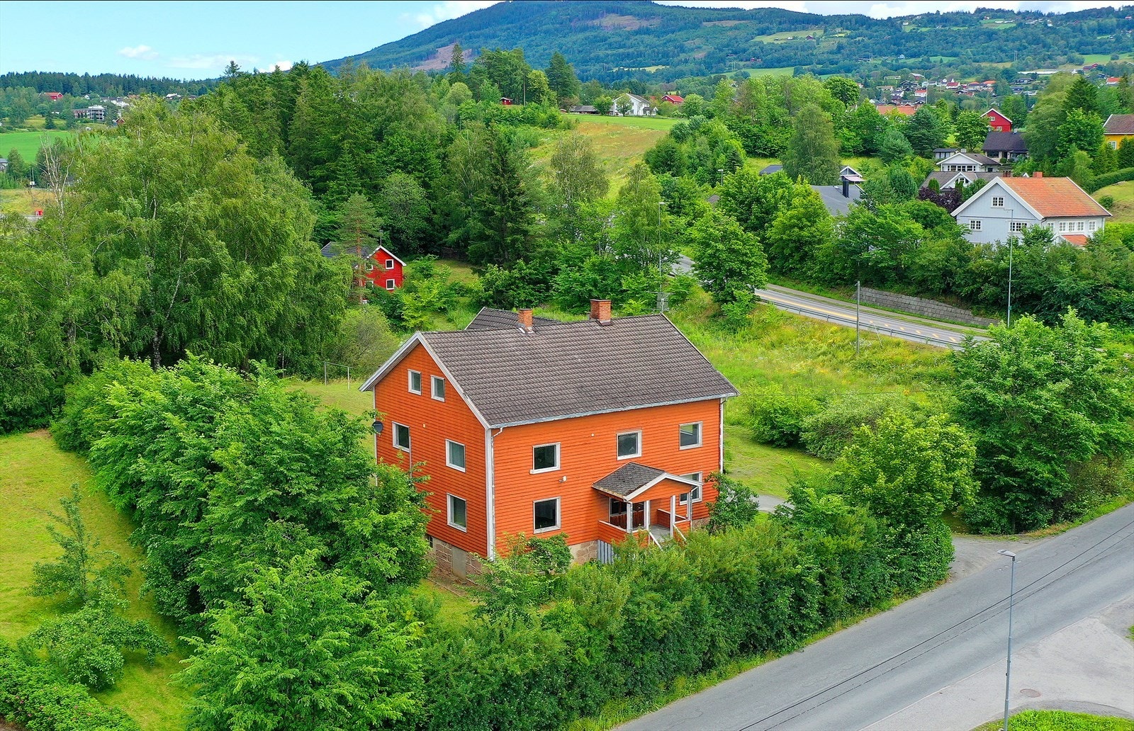 Bolighuset er trolig fra ca. 1900-tallet og ligger lengst sør på tomten. Innholdsrikt hus på ca. 402 kvm BRA-i. Galleribilde