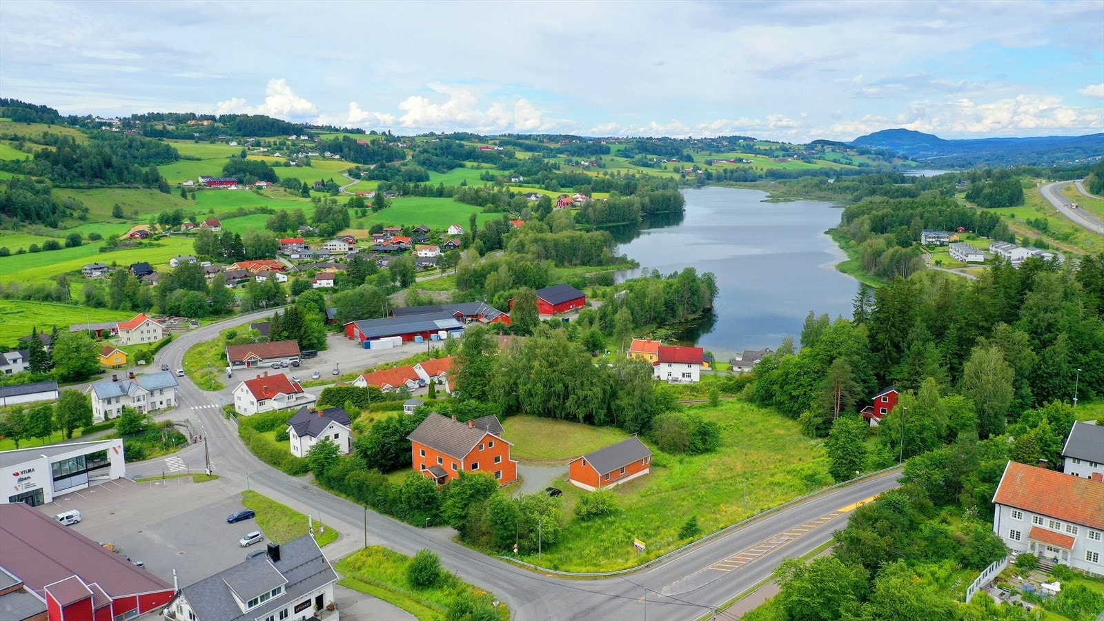 Eiendommen ligger svært sentralt til nord i Gran sentrum. Eiendommen er på drøyt 13 mål, bestående av bolighus og uthus/garasje. Drøyt 7000 kvm er avsatt til fremtidig boligbebyggelse Galleribilde