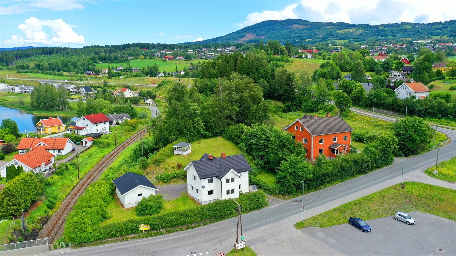 Selger av denne eiendommen eier også eiendommene Jarenstranda 9 (3446/263/19) og Horgenmoen 2 (3446/263/51). Dersom det er ønskelig for kjøper kan disse eiendommene selges samlet med denne eiendommen. Galleribilde