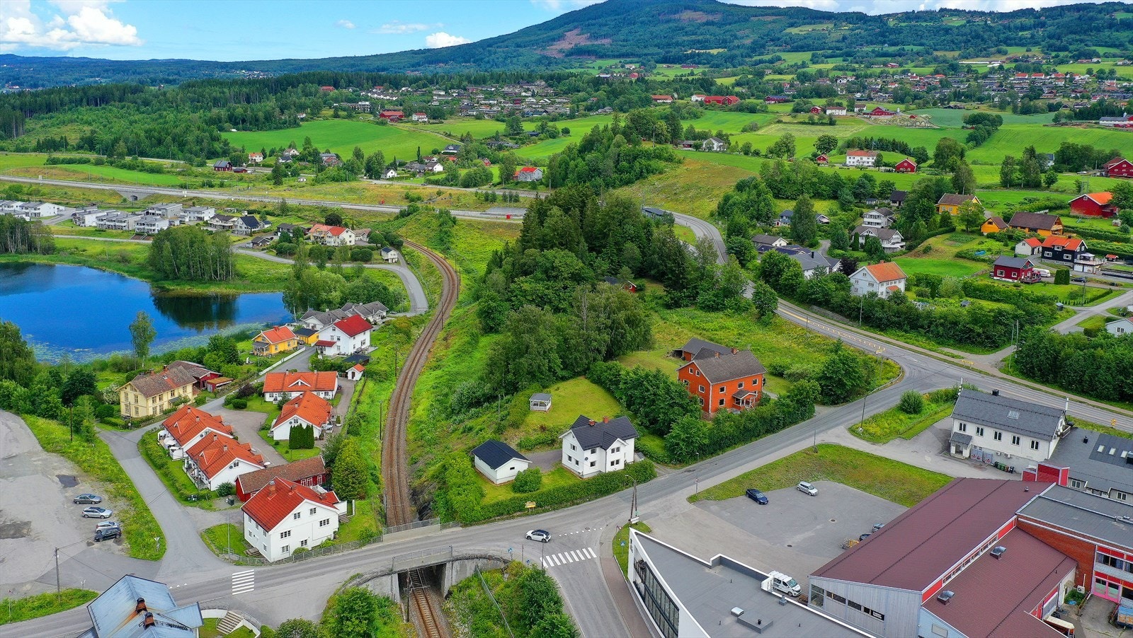 Eiendommen grenser mot veien "Jarenstranda" i sør og går nordover langs jernbanesporet Galleribilde