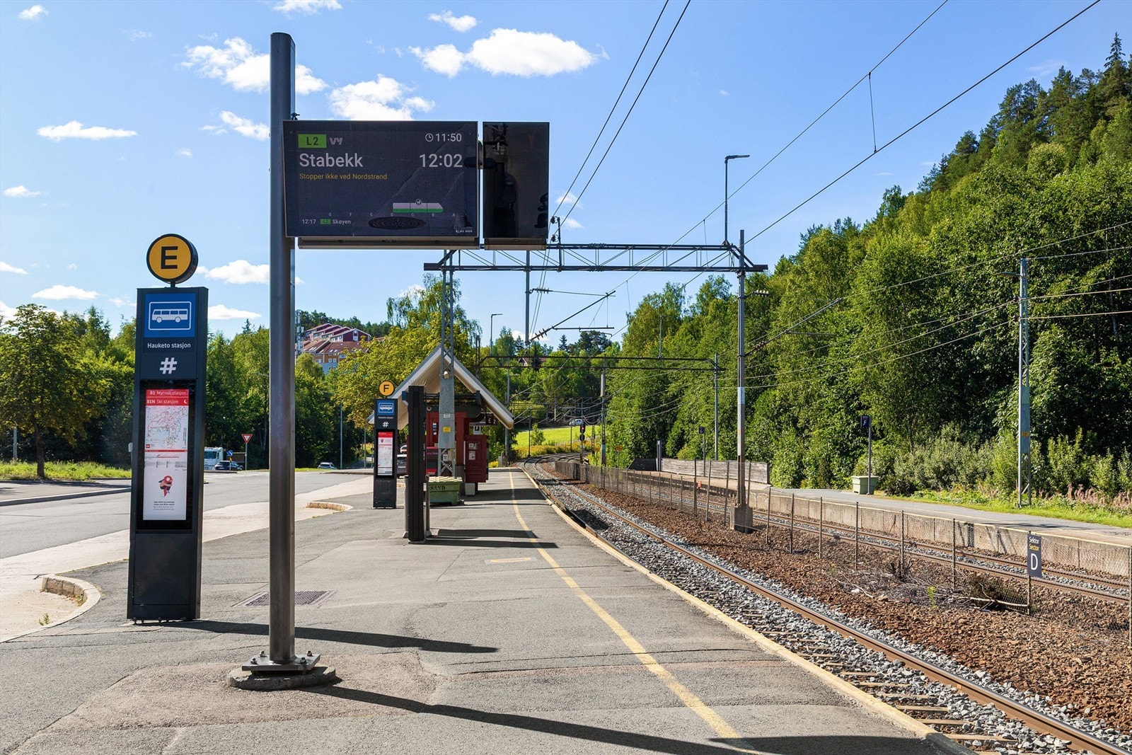 Nærmeste bussholdeplass ligger 2 minutter unna og togstasjon ligger 21 minutter unna Galleribilde