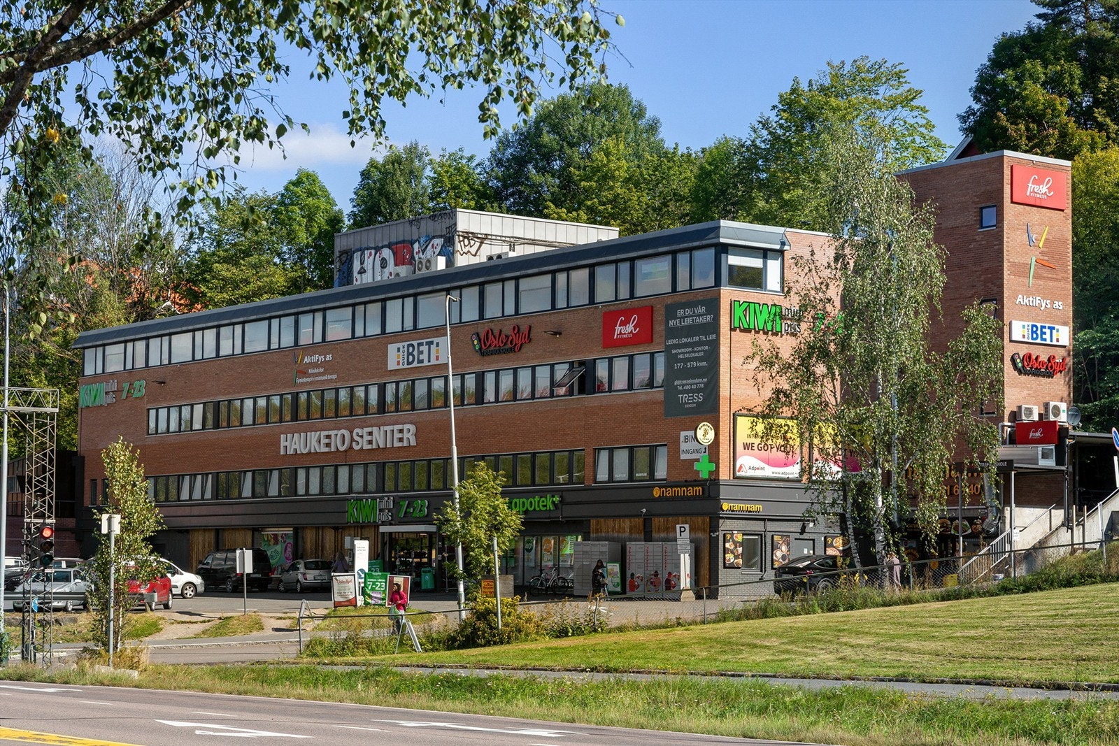 Hauketo senter har Kiwi, apotek, fresh mm Galleribilde