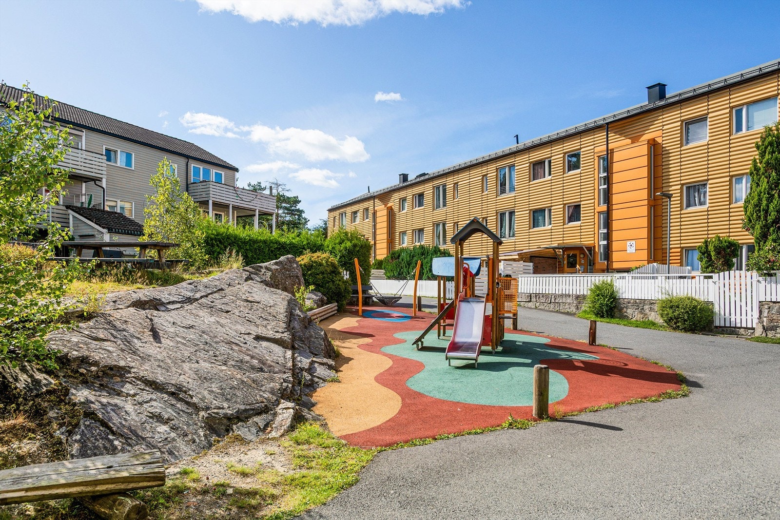 Sittegruppe og lekeplass på borettslagets område Galleribilde