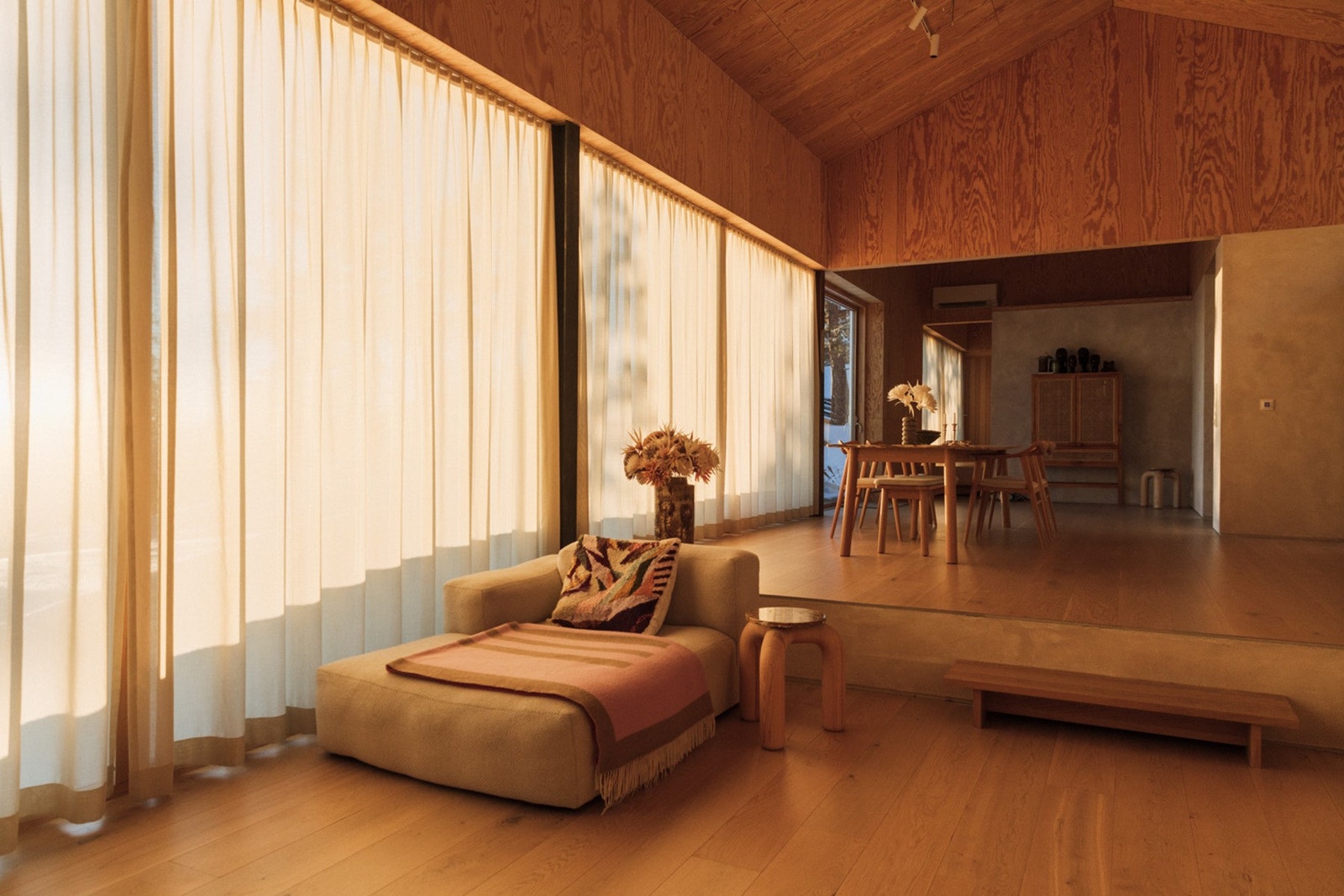 Komfortabel og romslig stue med unik atmosfære. Her kan du nyte lune kvelder med familie og venner med vidstrakt utsikt mot Gaustadtoppen Galleribilde