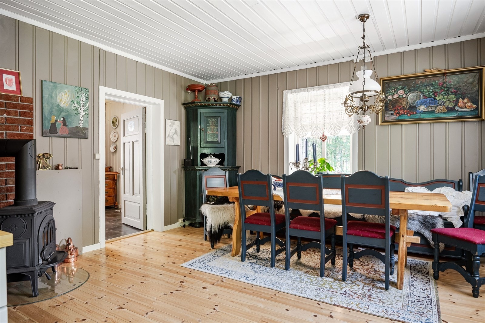 Det er god plass til et stort spisebord som blir et naturlig samlingspunkt i boligen. Galleribilde