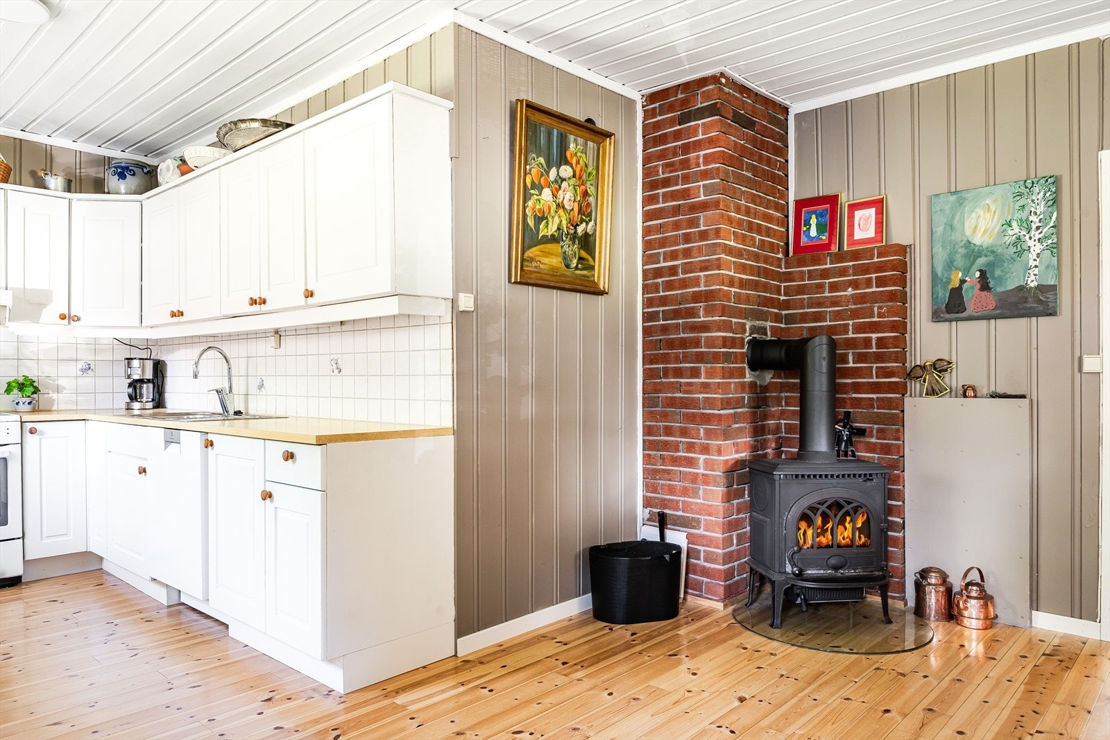 I hjørnet av rommet er det en koselig vedovn som både gir god varme og bidrar til ekstra hygge. Galleribilde