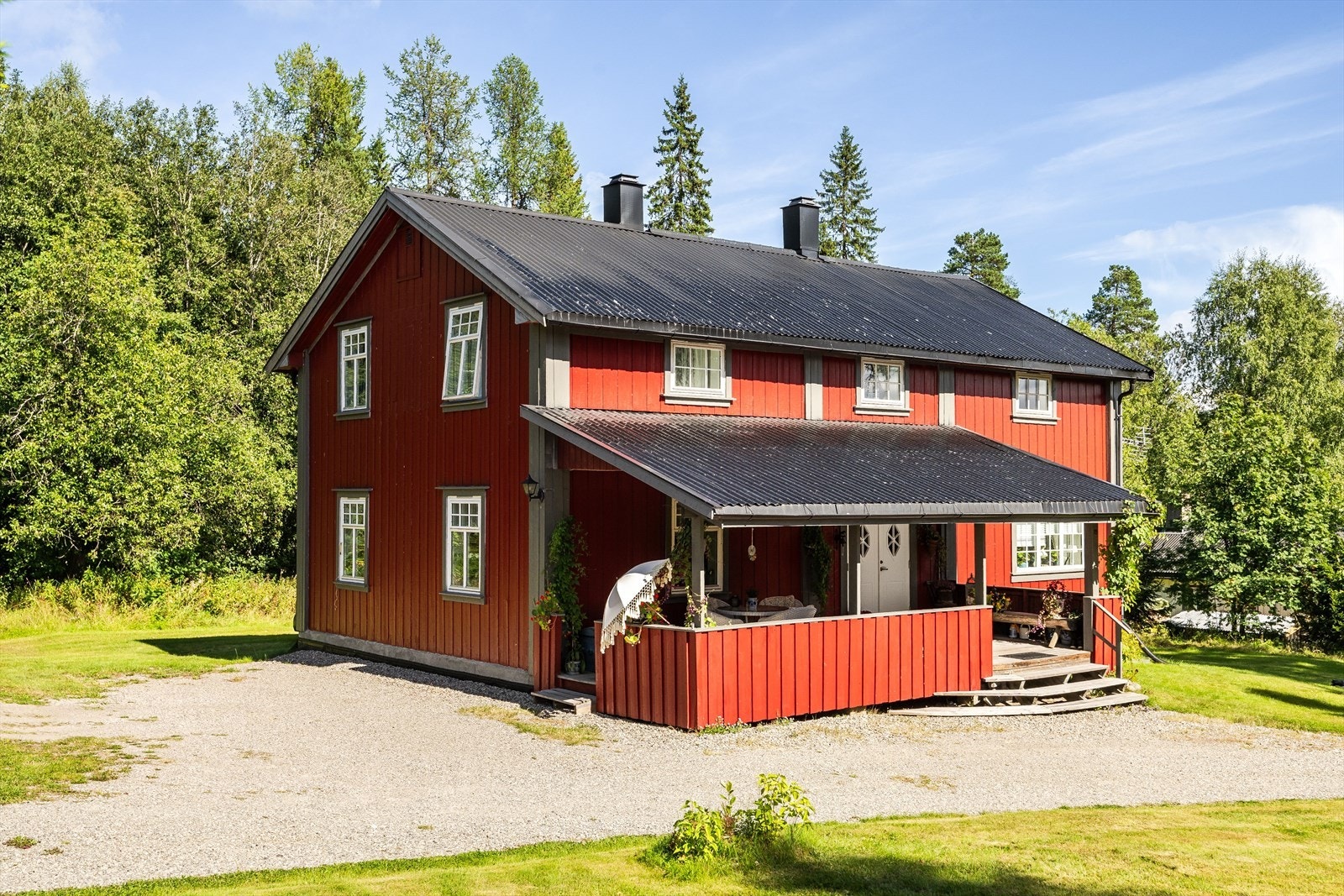 Et sjarmerende rødmalt hus! Kledningen er sist overflatebehandlet i 2022 og taktekkingen ble lagt i 1988/89. Galleribilde