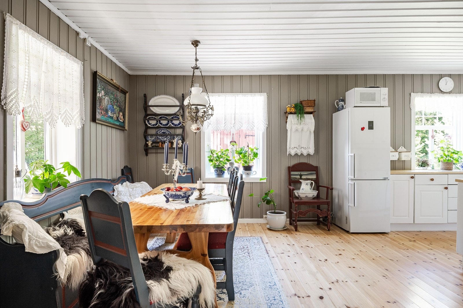 I andre enden av hallen har du adkomst til en koselig spisestue som ligger i åpen løsning med kjøkkenet. Galleribilde