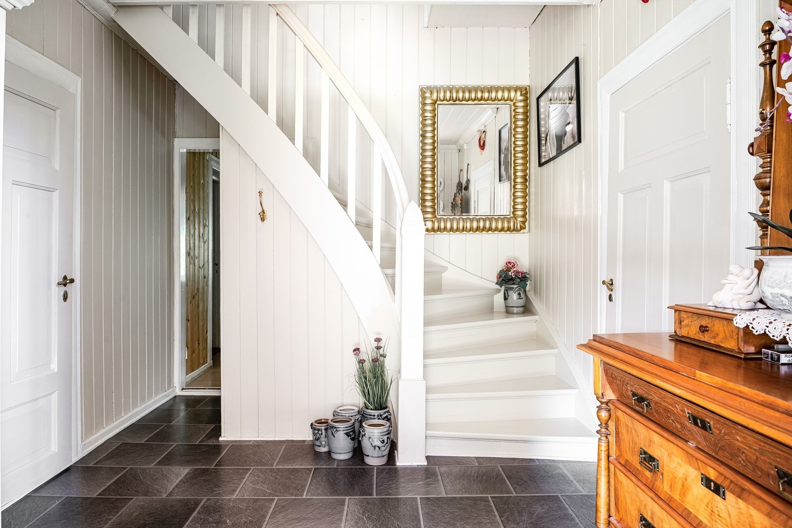 Når du entrer boligen kommer du inn i en lys hall/trapperom, og du får umiddelbart inntrykk av den koselige boligen med sin sjarm og sjel. Galleribilde