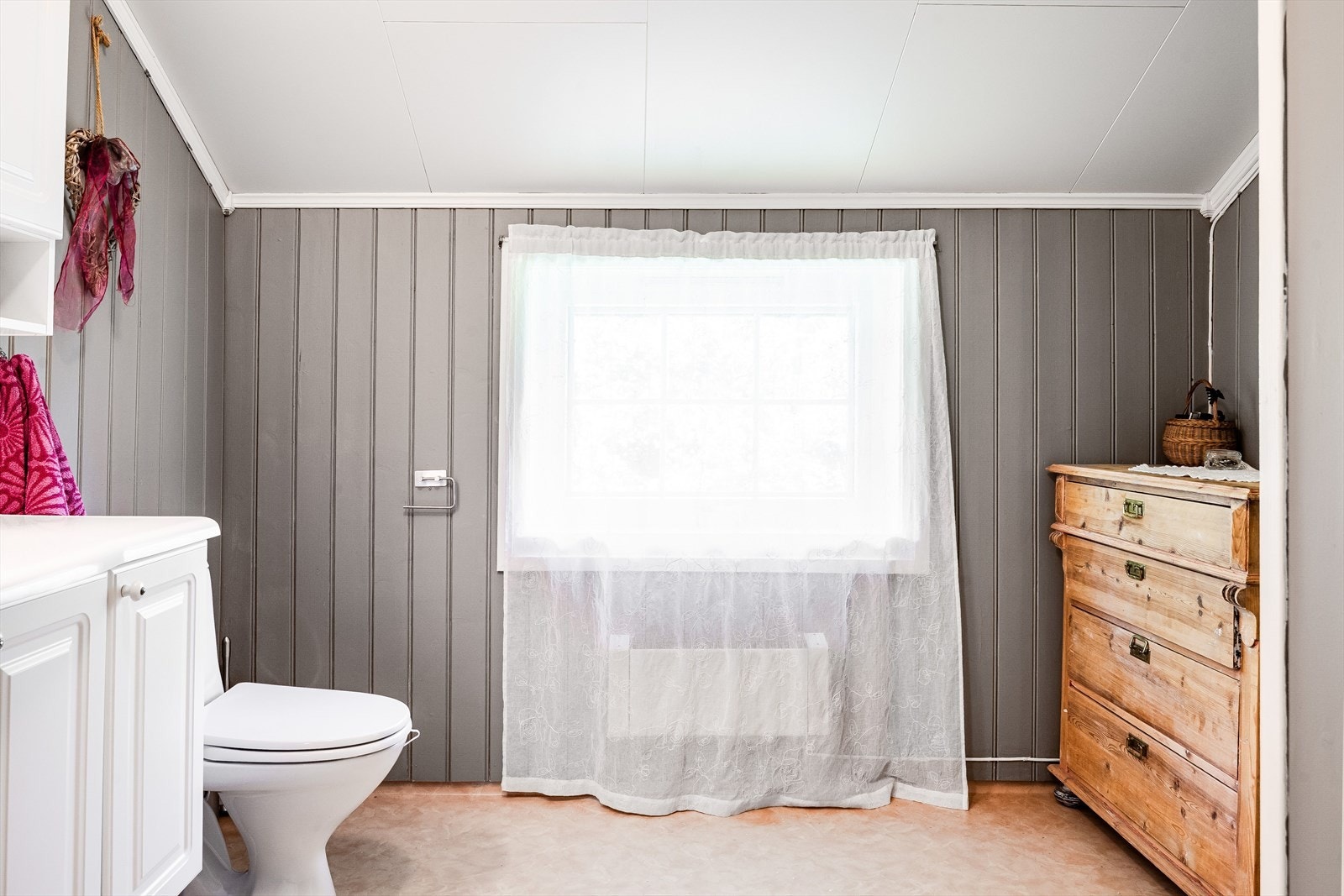 Baderommet i 2. etasje er fra 1990-tallet. Baderommet har fått TG3 i tilstandsrapporten og det anbefales at rommet totalrenoveres. Galleribilde