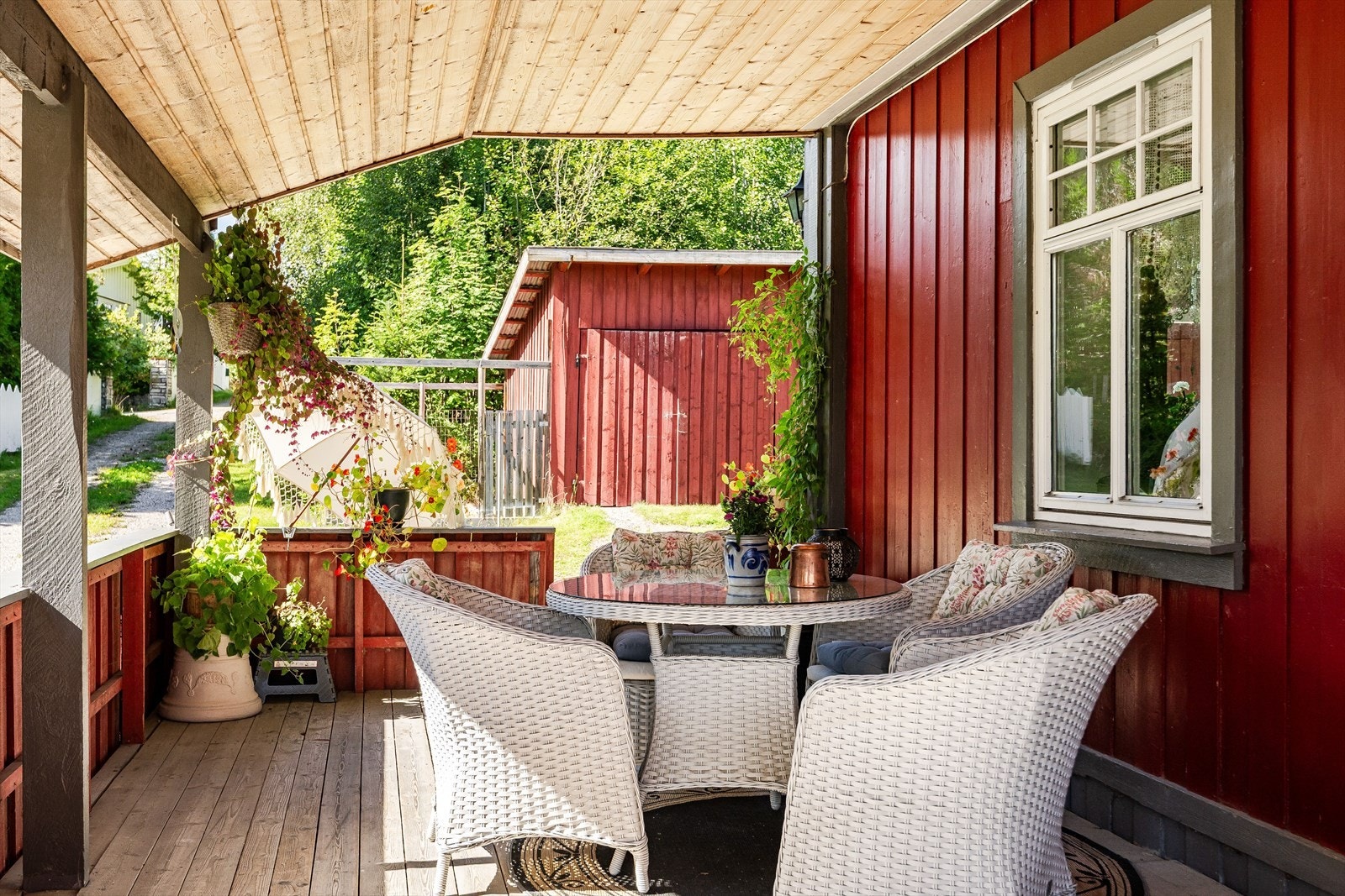 Eiendommen "Høie" er bebygd med en koselig enebolig med sjel fra ca. 1914. Galleribilde