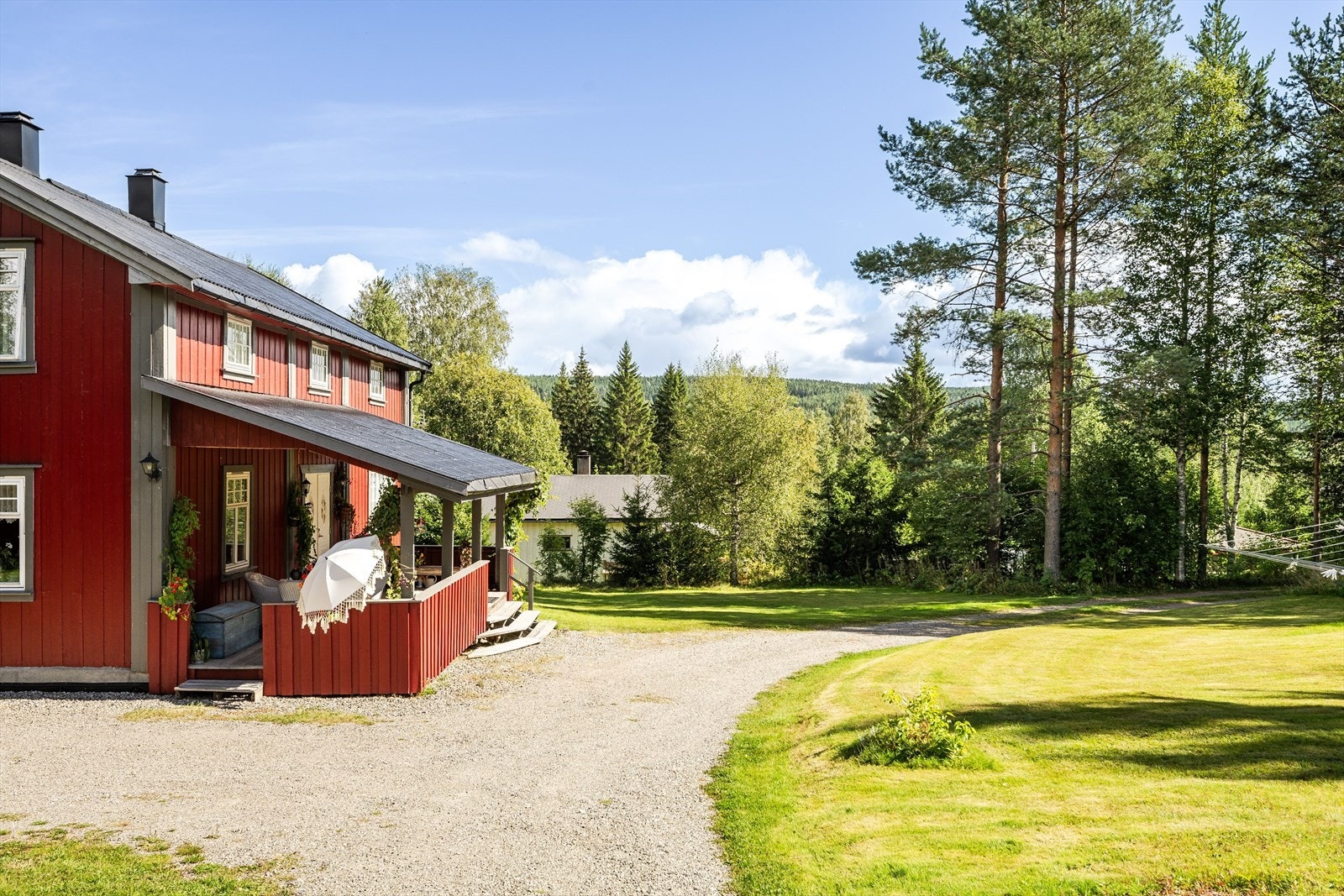 Det er kun ca. 1,5 km ned til sentrum hvor du finner de fleste servicetilbud, Høgskolen i Innlandet, kaféer, parkområder m.m. Ca. 800 meter til Rena stasjon og skysstasjonen med daglige buss- og togavganger til Elverum/Oslo og Røros/Trondheim. Galleribilde