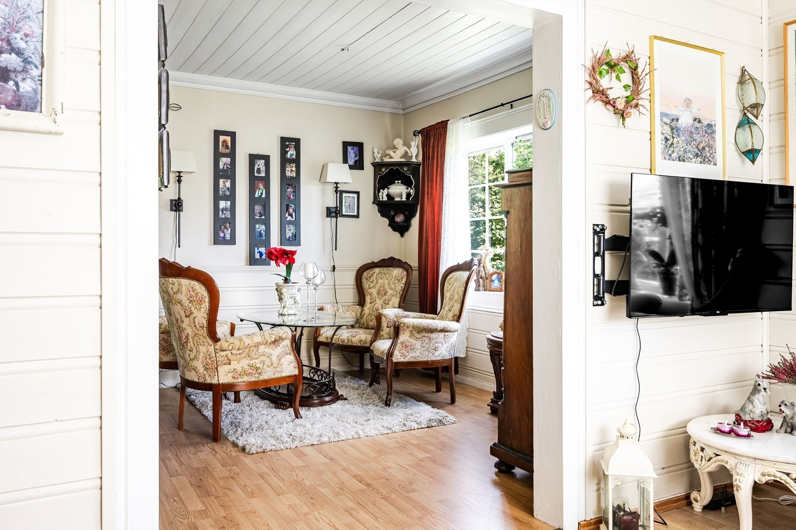 Boligen har 2 stuer ved siden av hverandre - perfekt for både avkobling og sosiale sammenkomster! Galleribilde