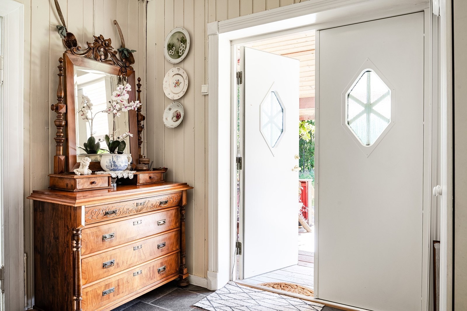 Du ønskes velkommen inn via en tofløyet inngangsdør med glassfelt. Galleribilde