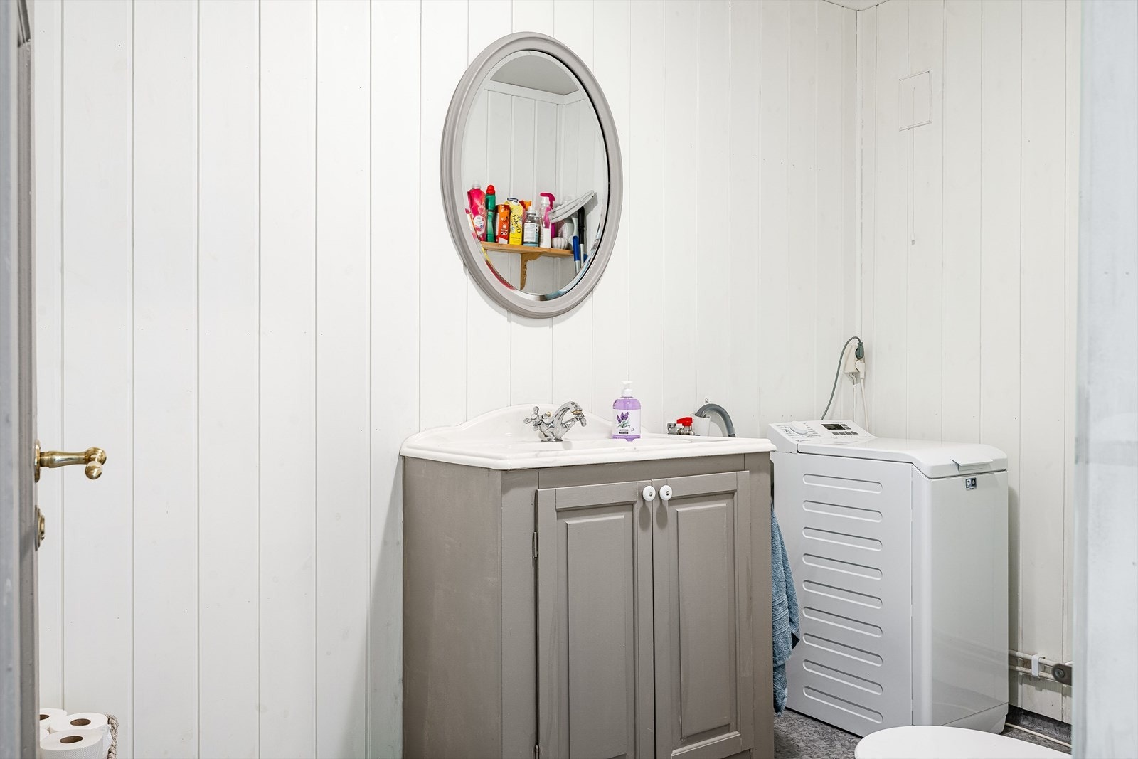 Fra soverommet er det adkomst til et vaskerom/toalettrom. Rommet har nytt sluk og våtromsbelegg i 2022/23, samt lysmalt panel på veggene. Galleribilde