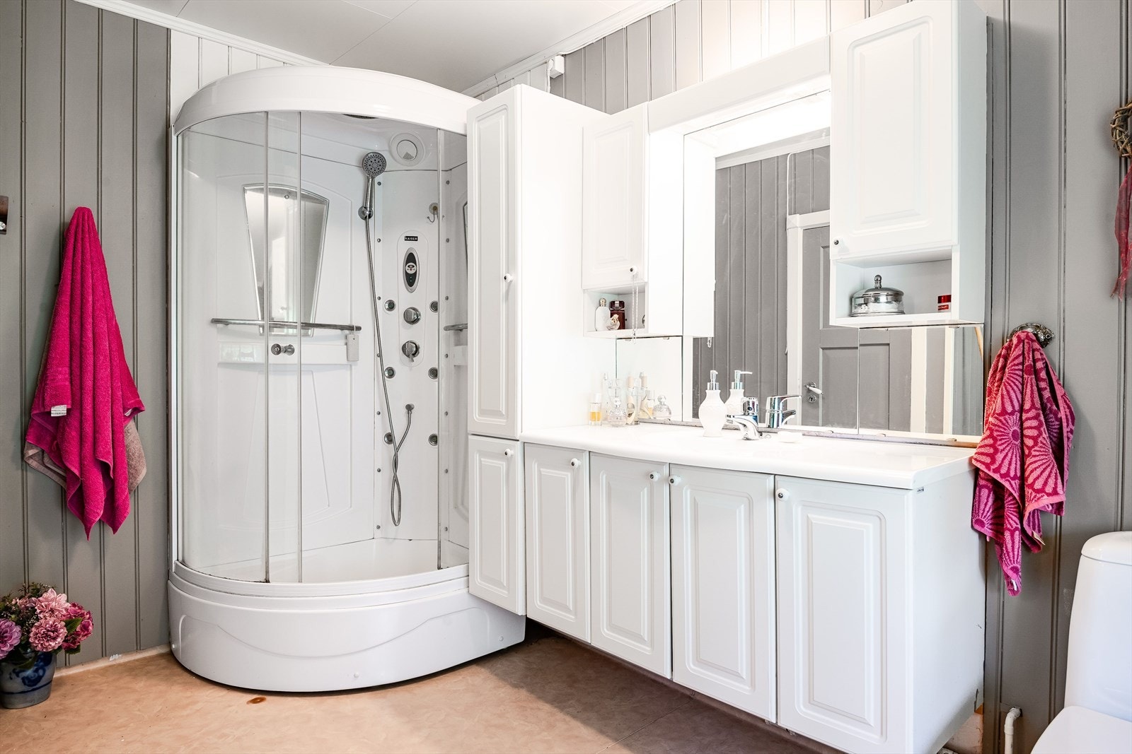 Baderommet er også utstyrt med dusjbad og gulvstående toalett som var nytt i 2025. Galleribilde