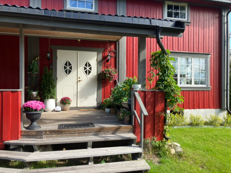 Påsatt grunnmursplast på deler av kjelleryttervegg Utført i 2022/23 av firma. (selgers private bilde) Galleribilde