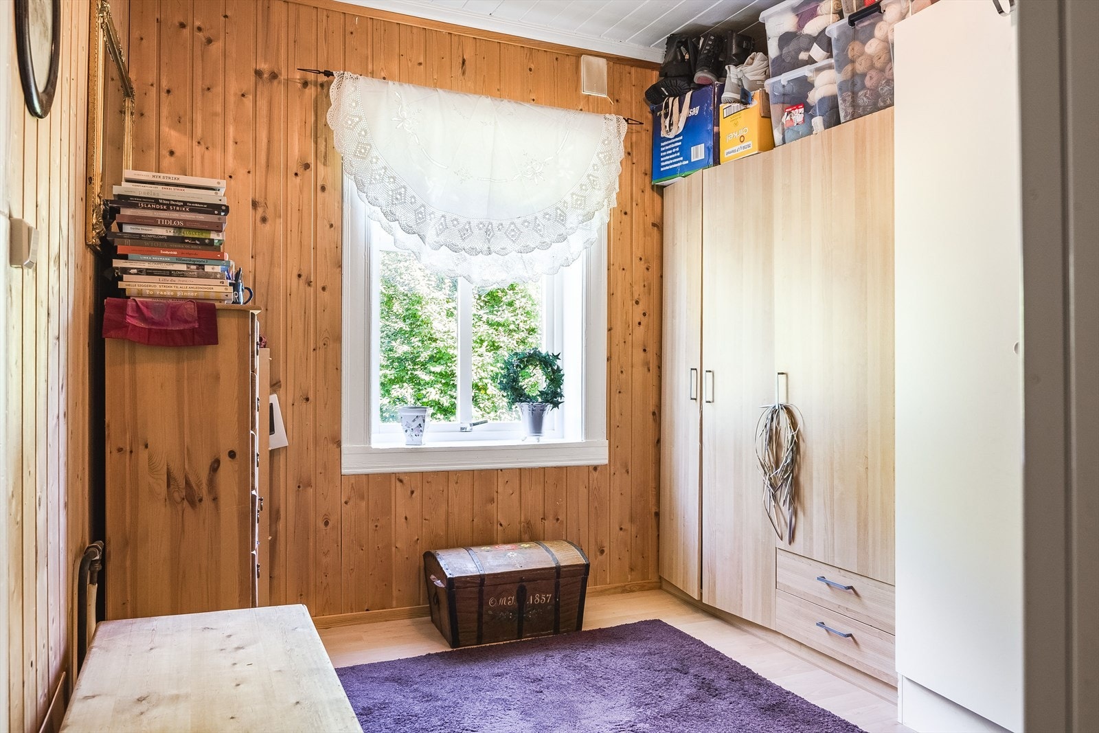 Boligen har totalt hele 5 soverom! Soverom 1 ligger i 1. etasje og har oppbevaringsplass i medfølgende garderobeskap. Galleribilde