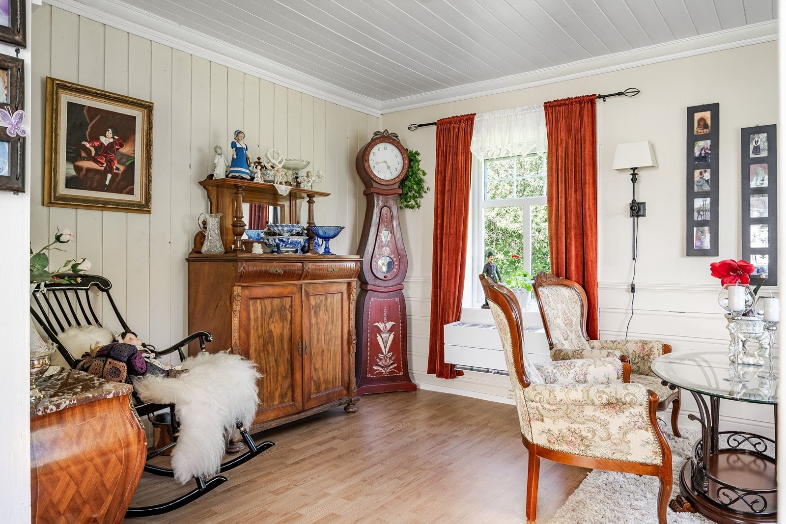 I den innerste stuen er det montert luft-til-luft varmepumpe fra 2022 som sørger for en god og jevn varme på vinterstid. Galleribilde