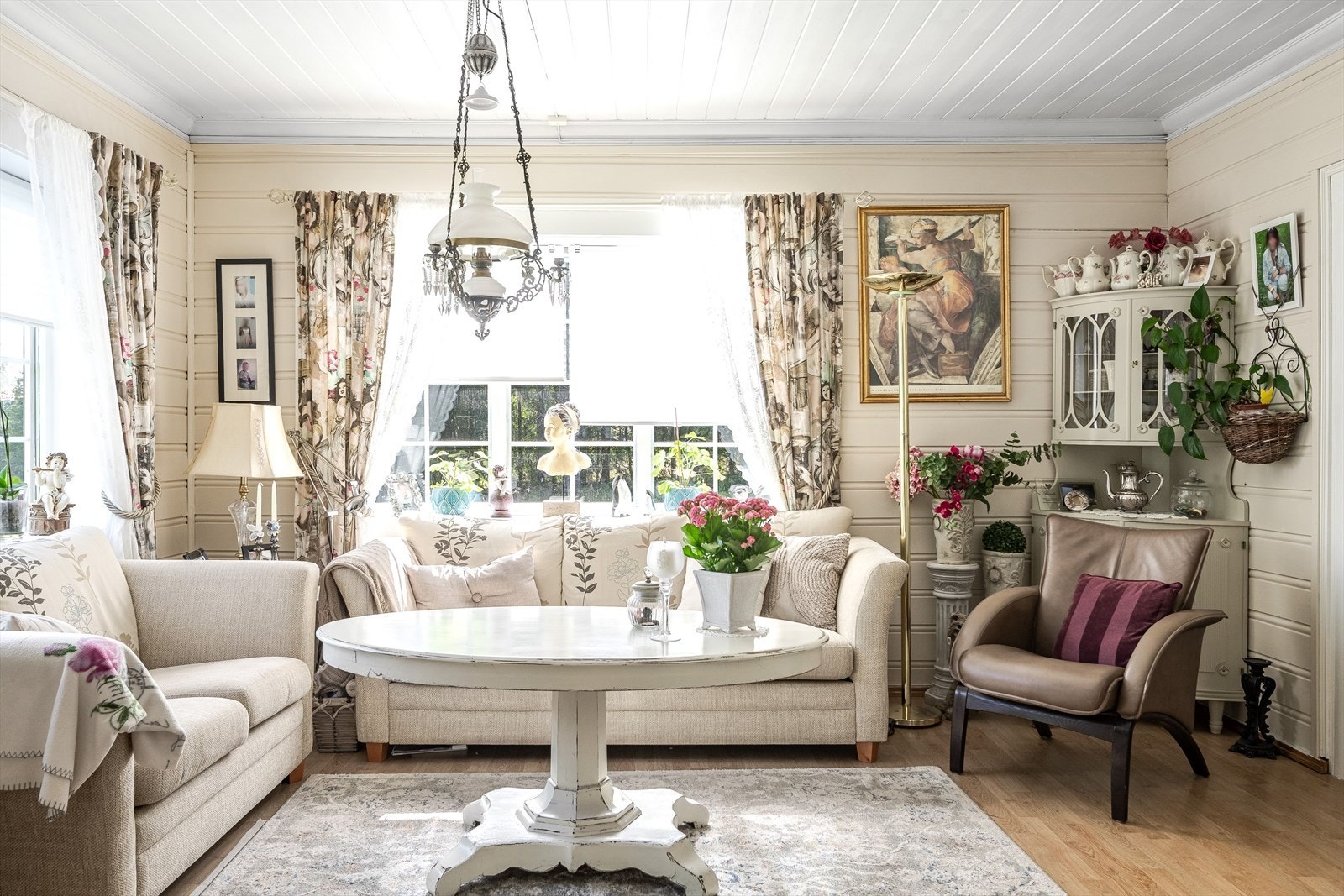 Lys og hyggelig stue med store klassiske vinduer som slipper inn rikelig med naturlig lys. Galleribilde