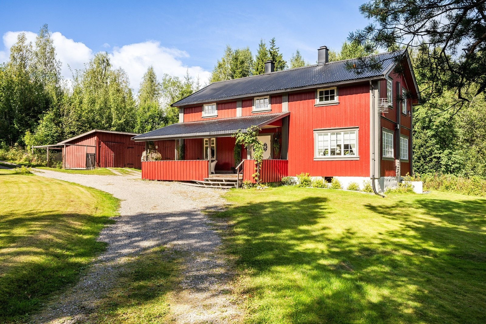 Eiendommen har en solrik og skjermet beliggenhet i et veletablert boligfelt på Kirkeberget på Rena. Rolig og barnevennlig område med kun ca. 400 meter til barnehage og kort trygg skolevei med sti bak huset. Galleribilde