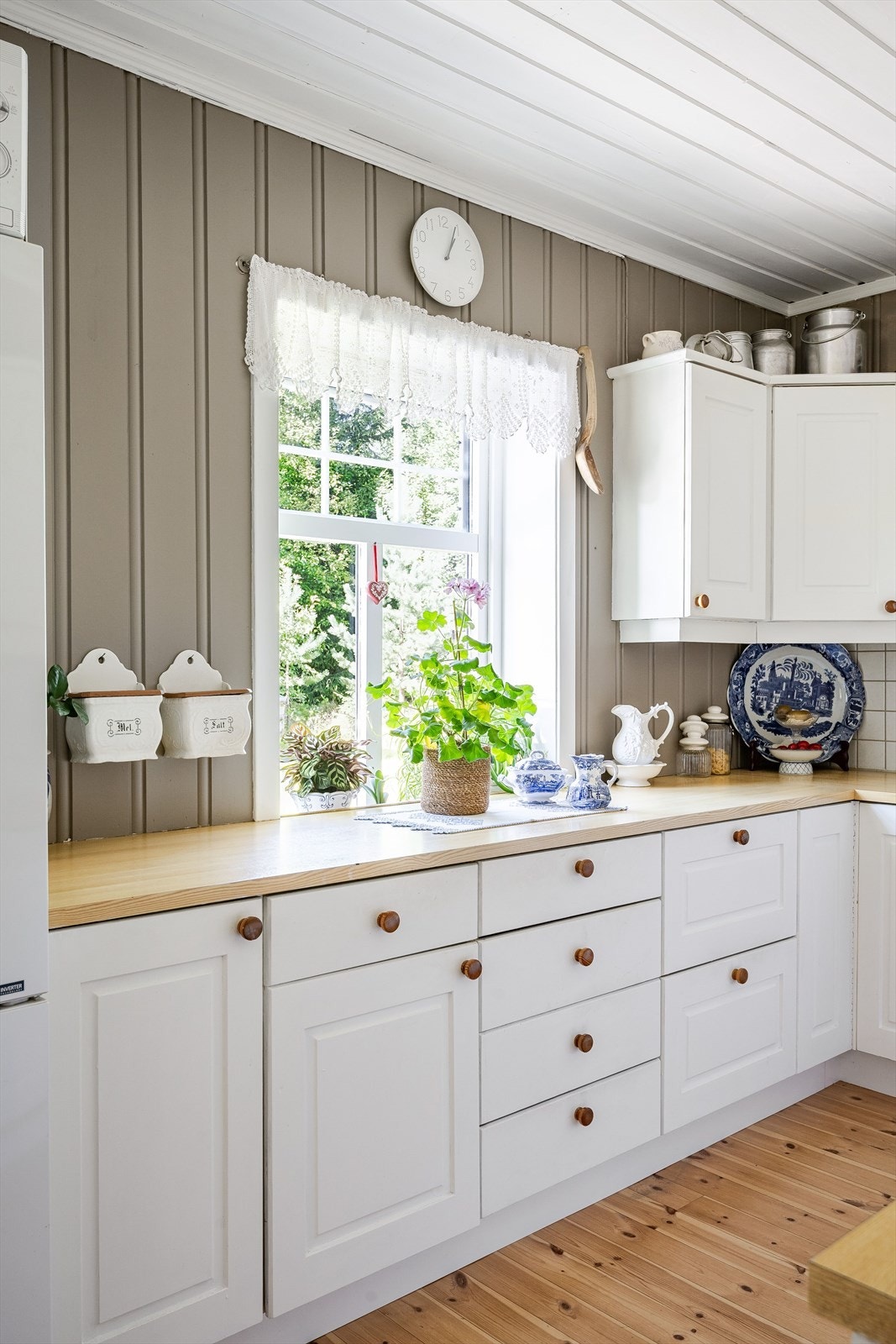 Lys og tidløs kjøkkeninnredning fra 1990-tallet med god skap- og benkeplass. Hvitevarer på kjøkken medfølger i handelen. Galleribilde