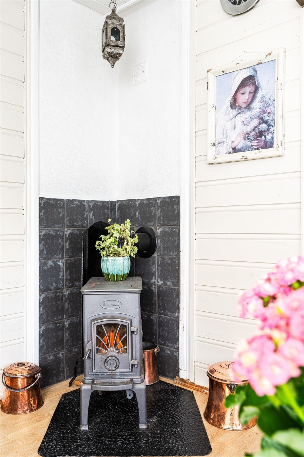 I hjørnet er det en eldre vedovn som gir en god varme. Galleribilde