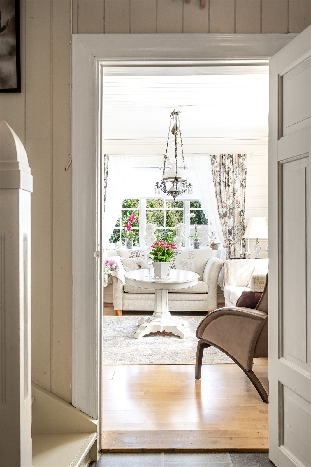 Boligen har en god planløsning med 2 stuer, spisestue/kjøkken, 5 soverom, baderom og vaskerom/toalettrom. Galleribilde