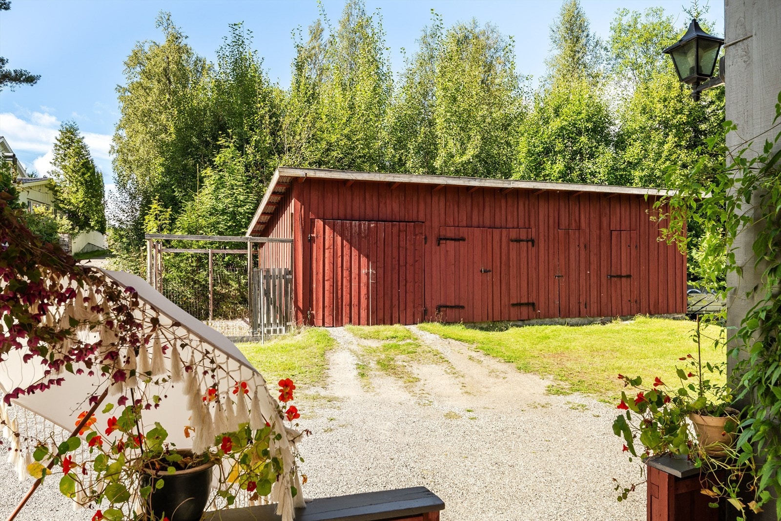 Eiendommen er også bebygd med et garasjeuthus på 46m² som består av garasjerom, 2 lagerrom, vedskjul og hønserom. Uthuset har også inntilbygget hundegård. Galleribilde