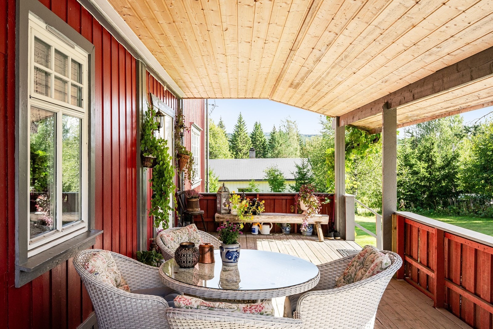 Du ønskes velkommen inn via et fint inngangsparti som består av en sydvendt overbygget terrasse på ca. 24m². Dette er uten tvil en superkoselig uteplass! Galleribilde