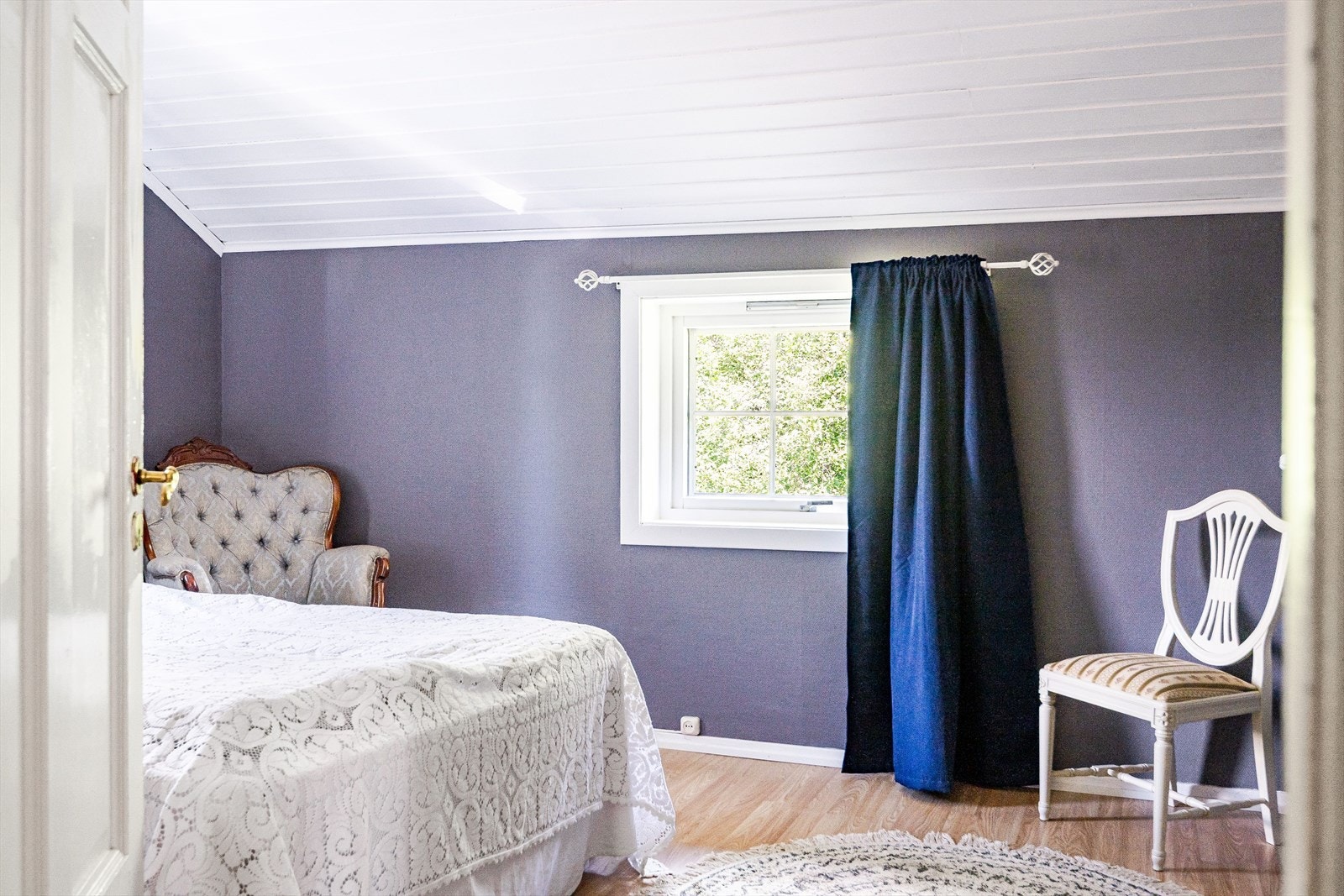 Soverom 2 ligger i 2. etasje og er et lyst og fint rom som i dag er innredet som hovedsoverom. På soverommet har du plass til dobbeltseng, samt god oppbevaringsplass i flere garderobeskap. Galleribilde