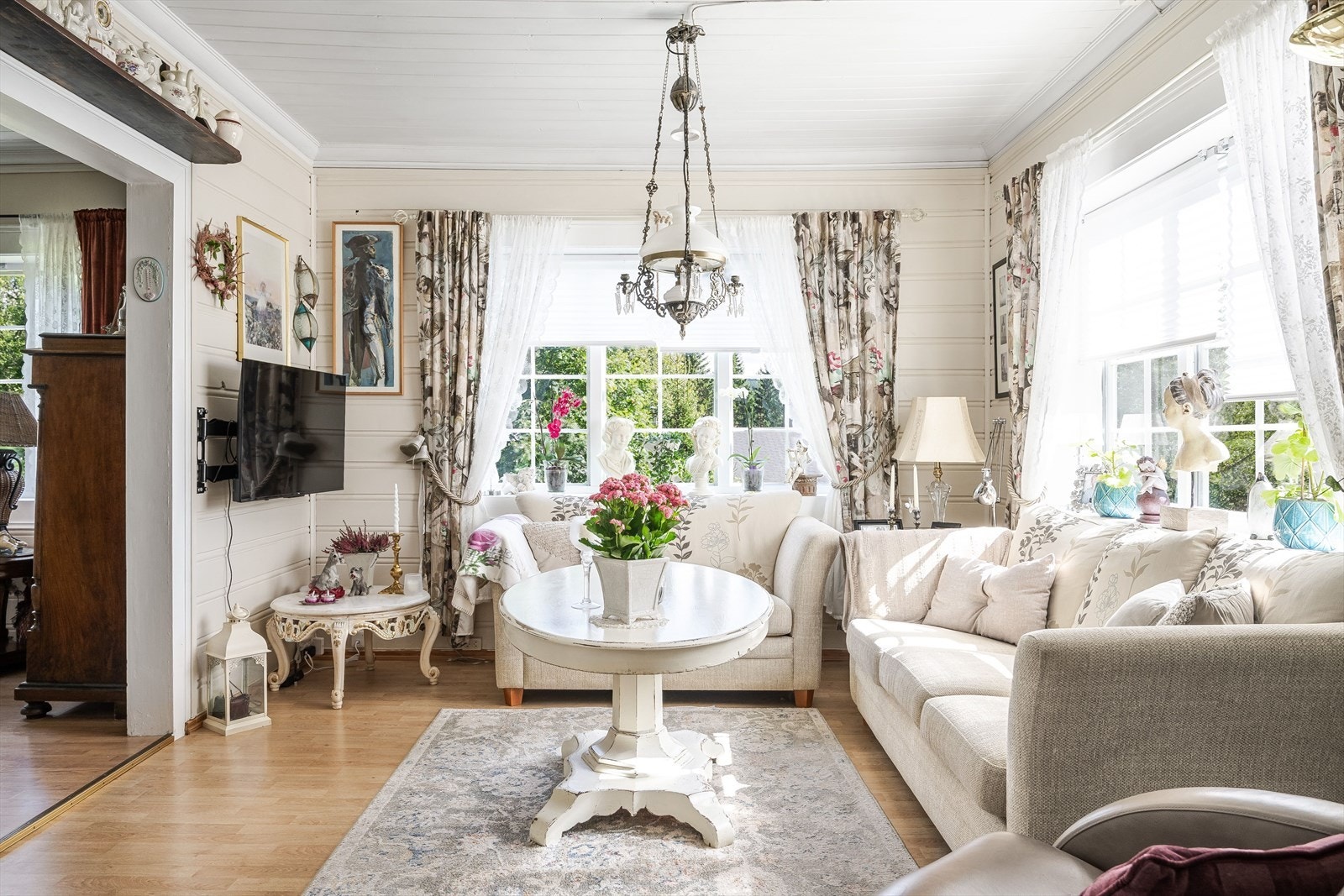 Vinduene har fine brede vinduskarmer som er perfekte for planter og dekor. Galleribilde