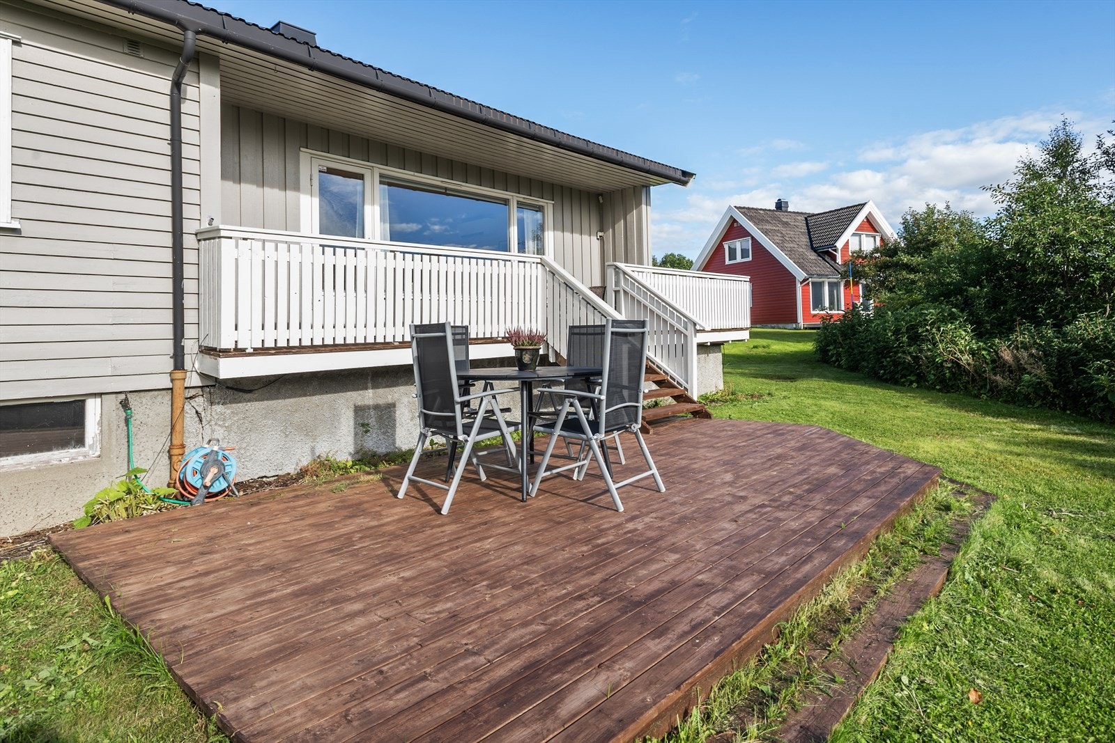 Her er det kort vei til skog med flotte turløyper, frisbeegolfbane, lekeplasser og den populære Mjølanstranda - ideelt for både små og store naturopplevelser. Galleribilde