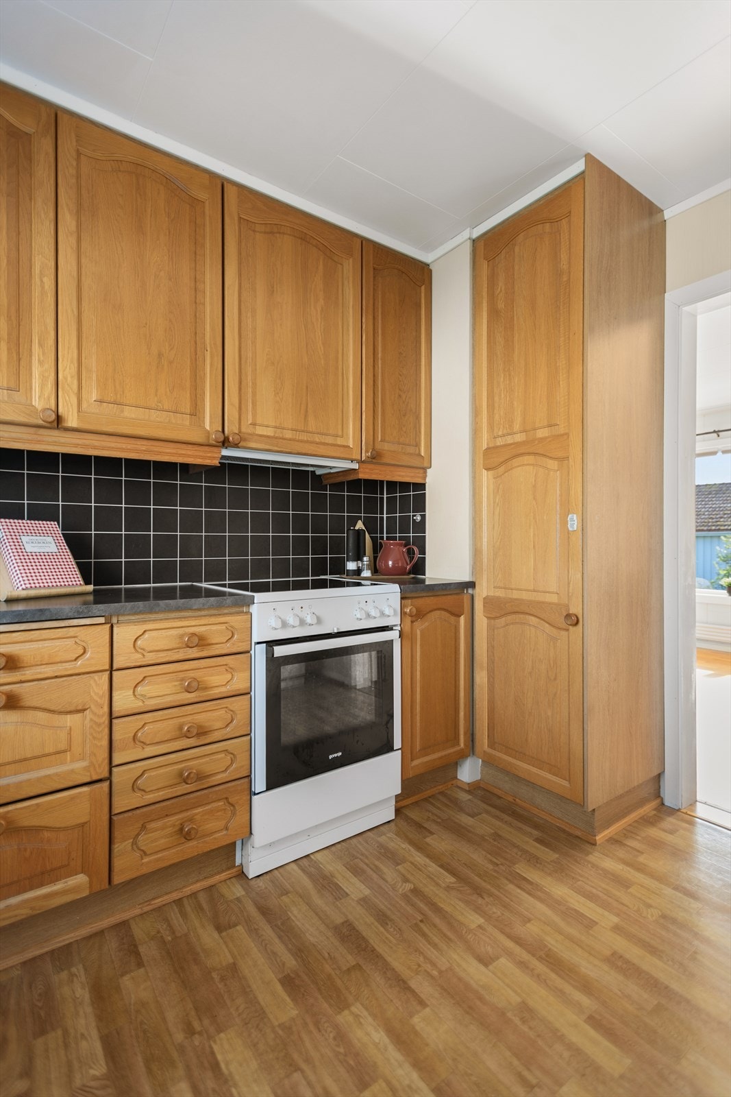 Hvitevarer som komfyr og frys- og kjøleskap medfølger handelen. Galleribilde