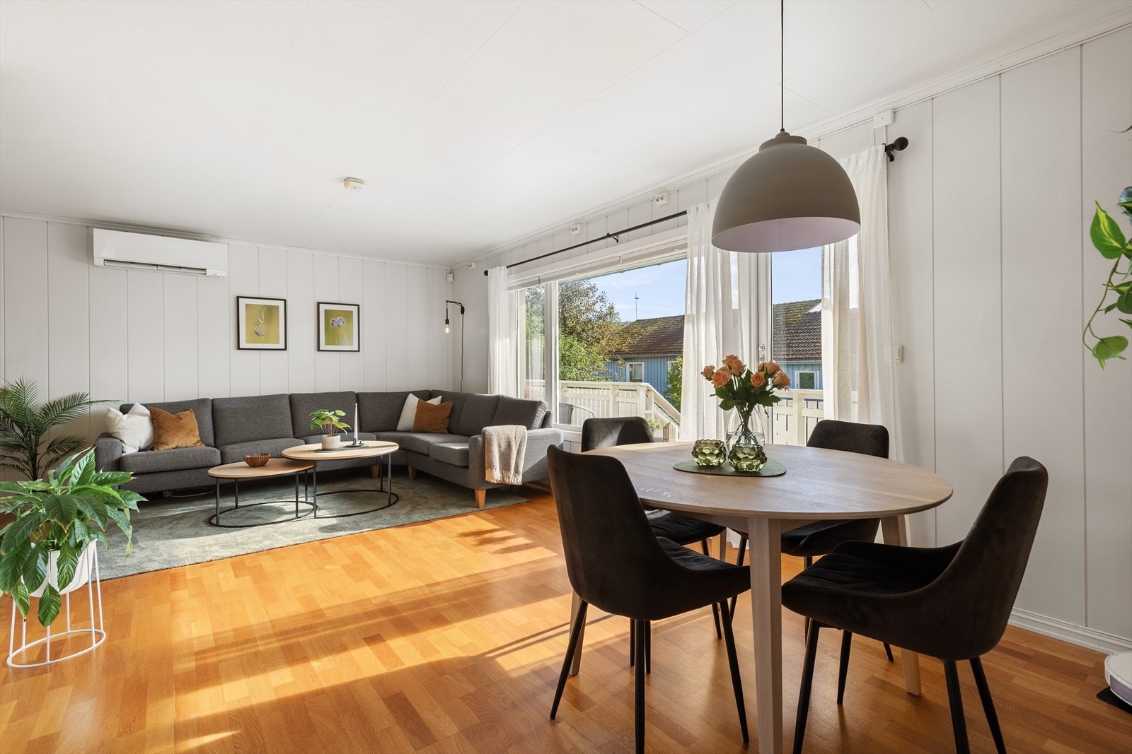 Denne praktiske eneboligen har alt det hverdagslige man trenger på ett plan, perfekt for deg som ønsker alt du trenger på samme nivå. Galleribilde