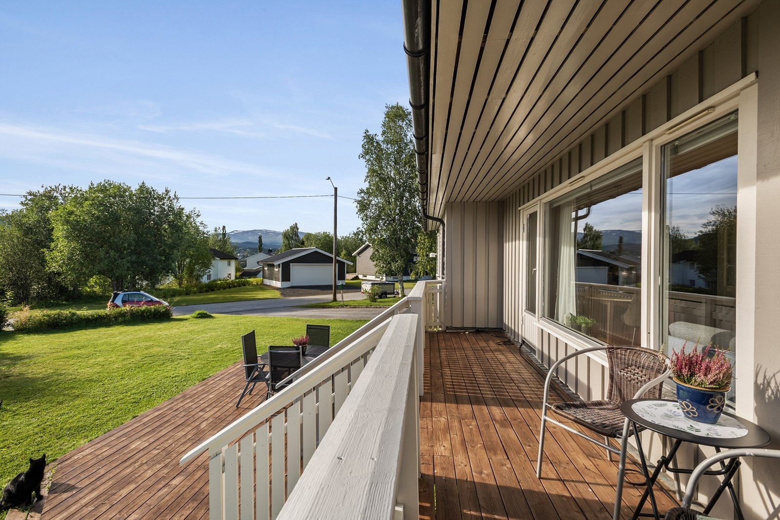 Her er det totalt 31 kvm med terrasse og lett tilgang til den tilnærmede flate hagen som er pent opparbeidet med plen og diverse busker. Galleribilde
