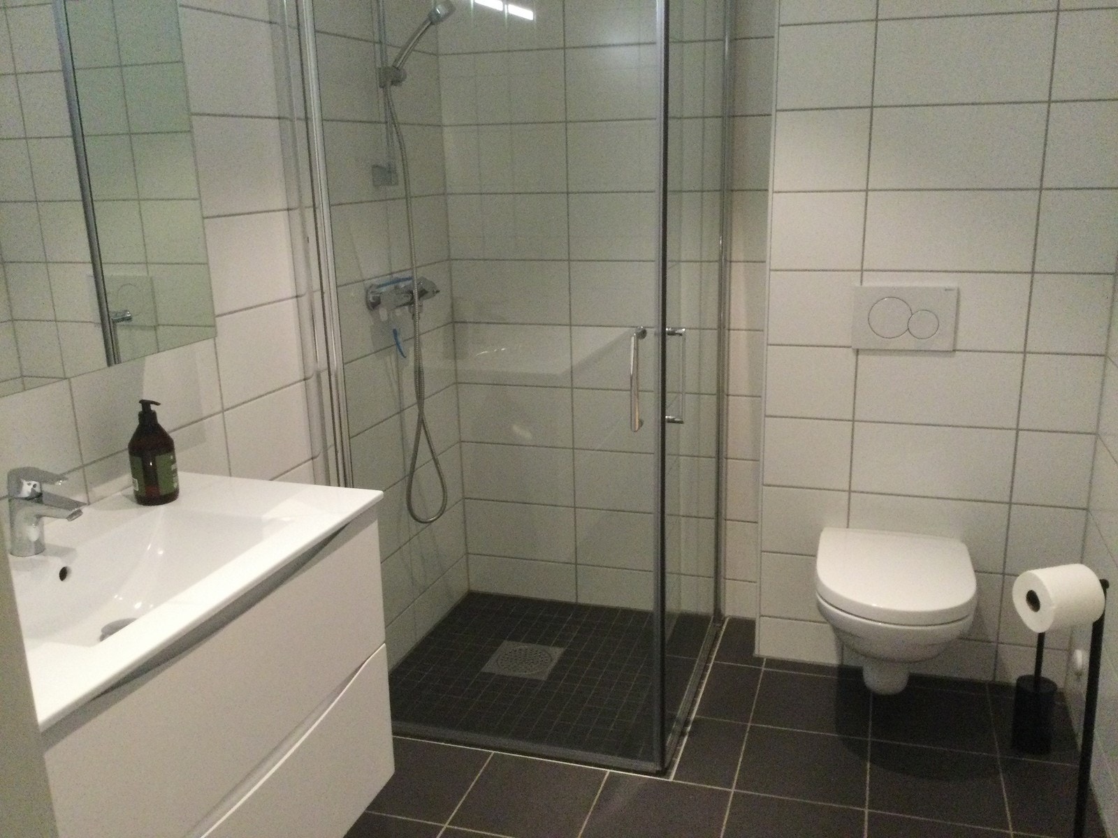 Flislagt bad med wc, servant og dusj. Galleribilde