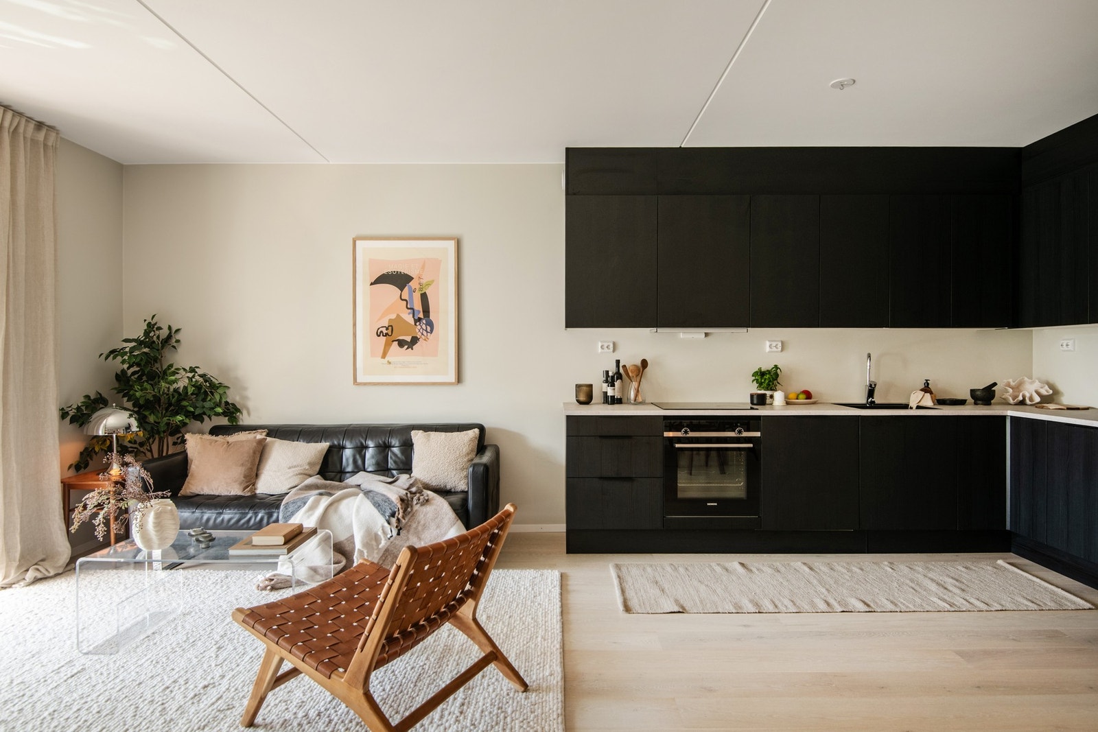 Leiligheten har en flott 1-stavs eikeparkett og malte overflater i moderne fargevalg. Galleribilde