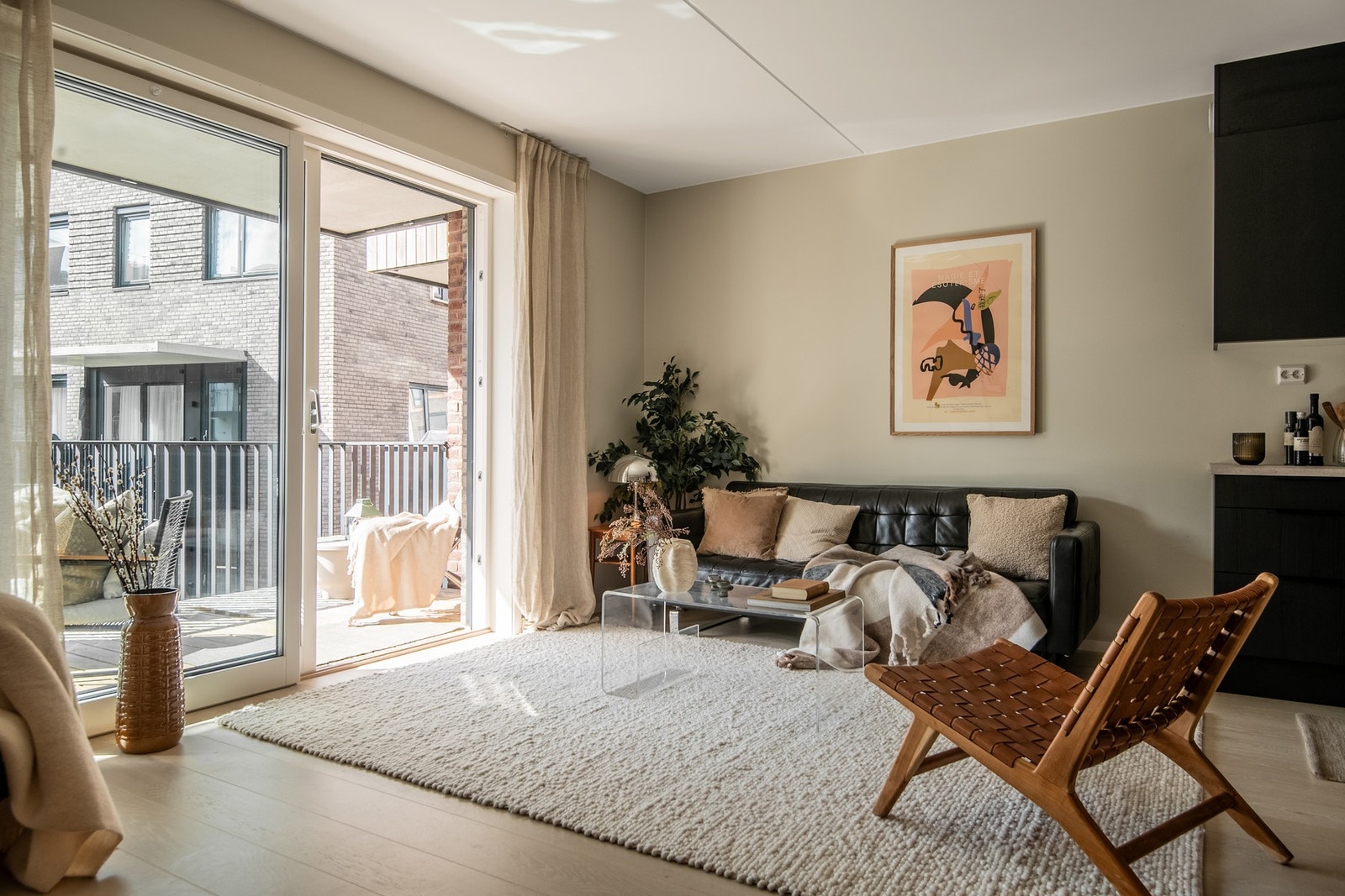 Den åpne stue- og kjøkkenløsningen gir en luftig atmosfære med ca. 2,6 m takhøyde og store vindusflater fra gulv til tak som slipper inn rikelig med lys. Galleribilde