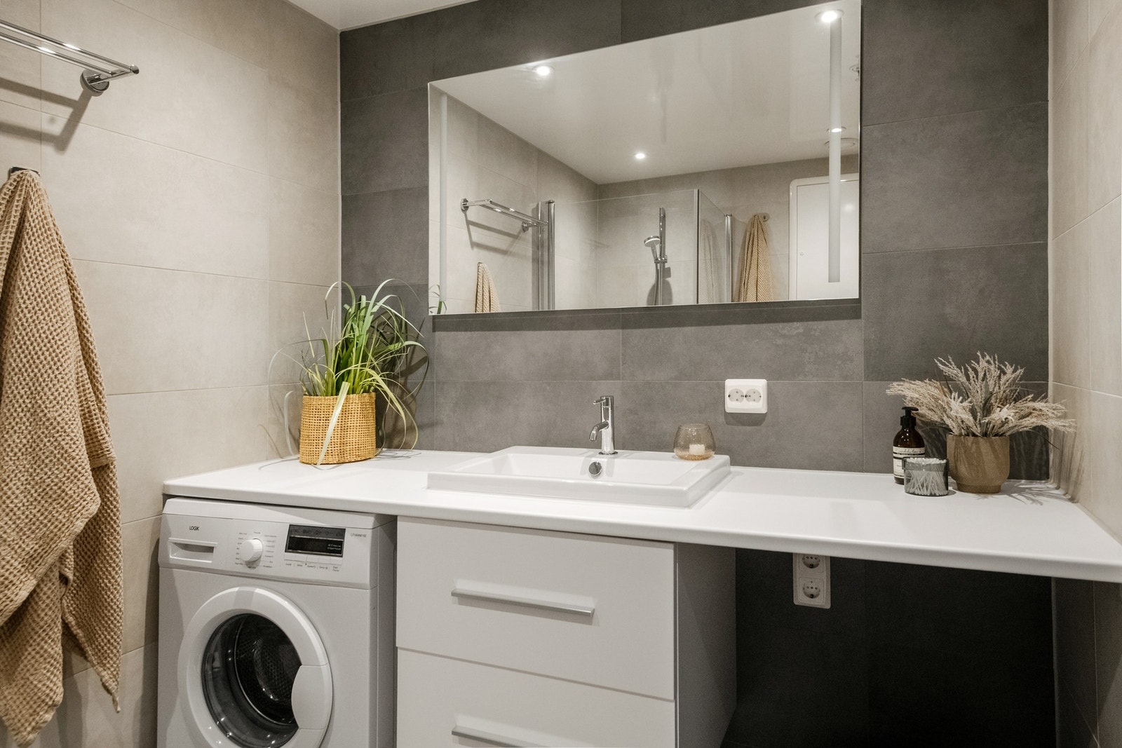 Det er opplegg for vaskemaskin under benk. Galleribilde