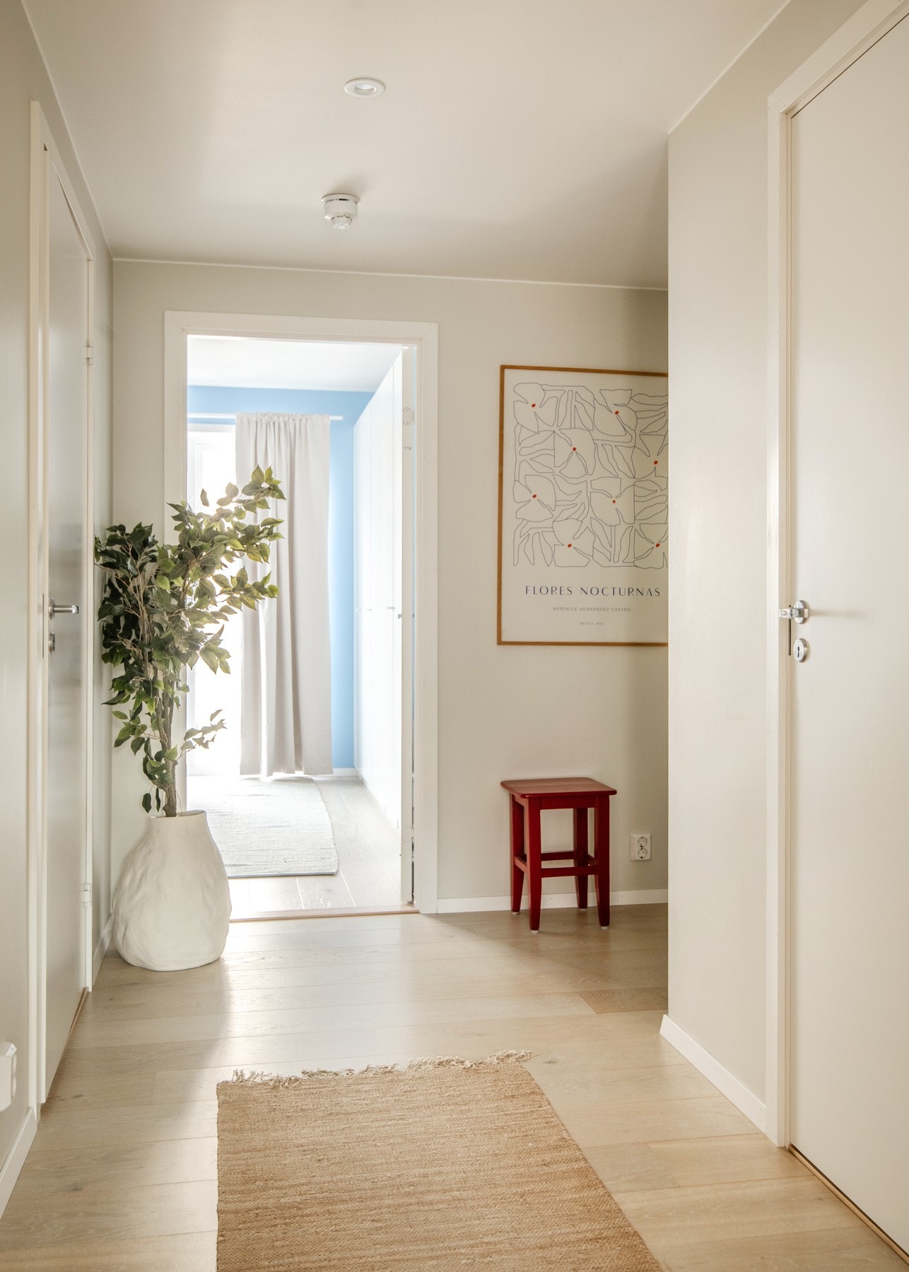 I tillegg finnes en innvendig bod med strømuttak - perfekt for ekstra oppbevaring. Galleribilde