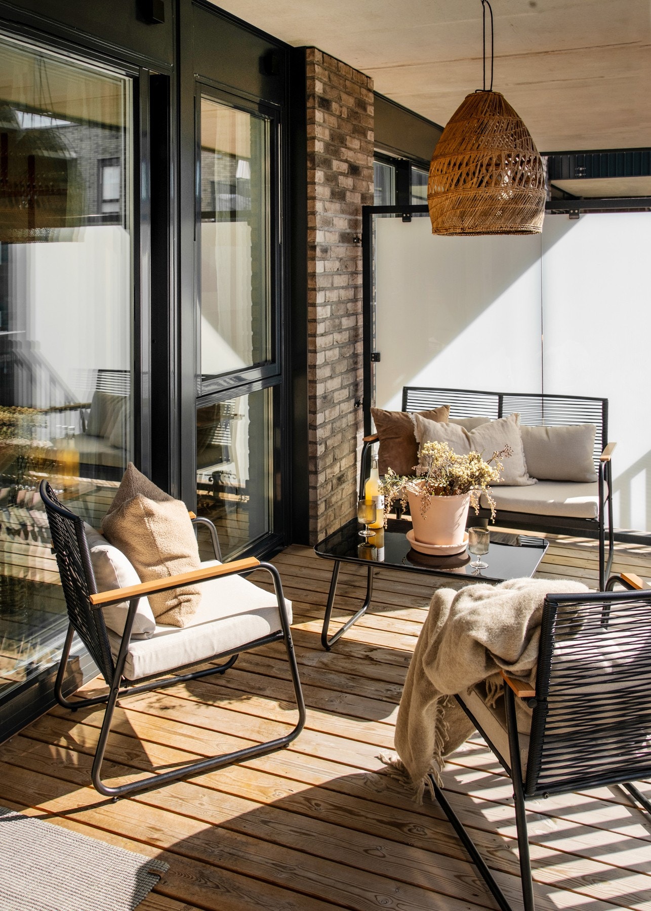 Her er det lagt impregnerte tregulv, montert lys og stikkontakt - perfekt for grill, planter og hyggelige utemøbler. Galleribilde