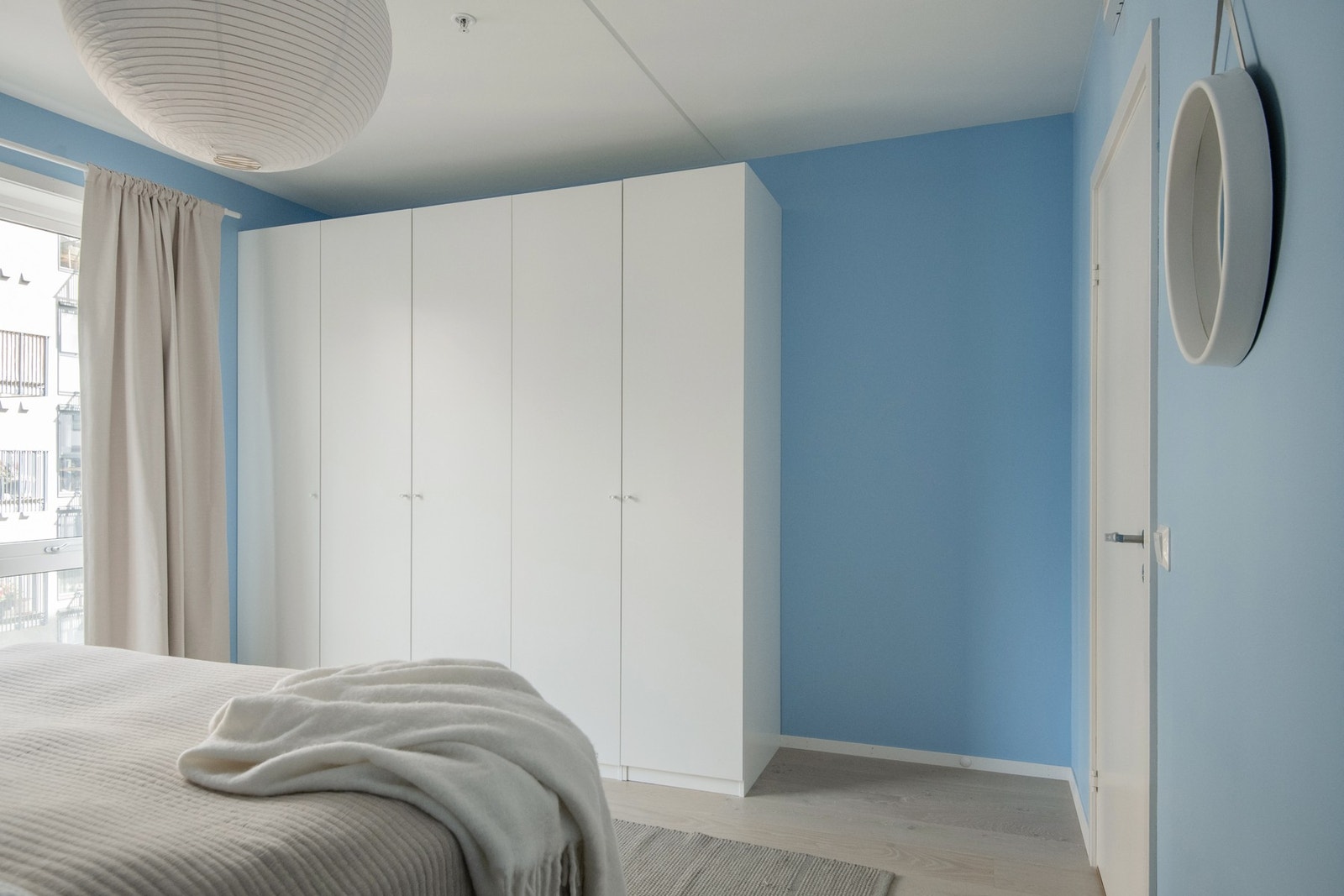 Hovedsoverommet byr på god plass til dobbeltseng, nattbord og garderobeløsninger. Galleribilde