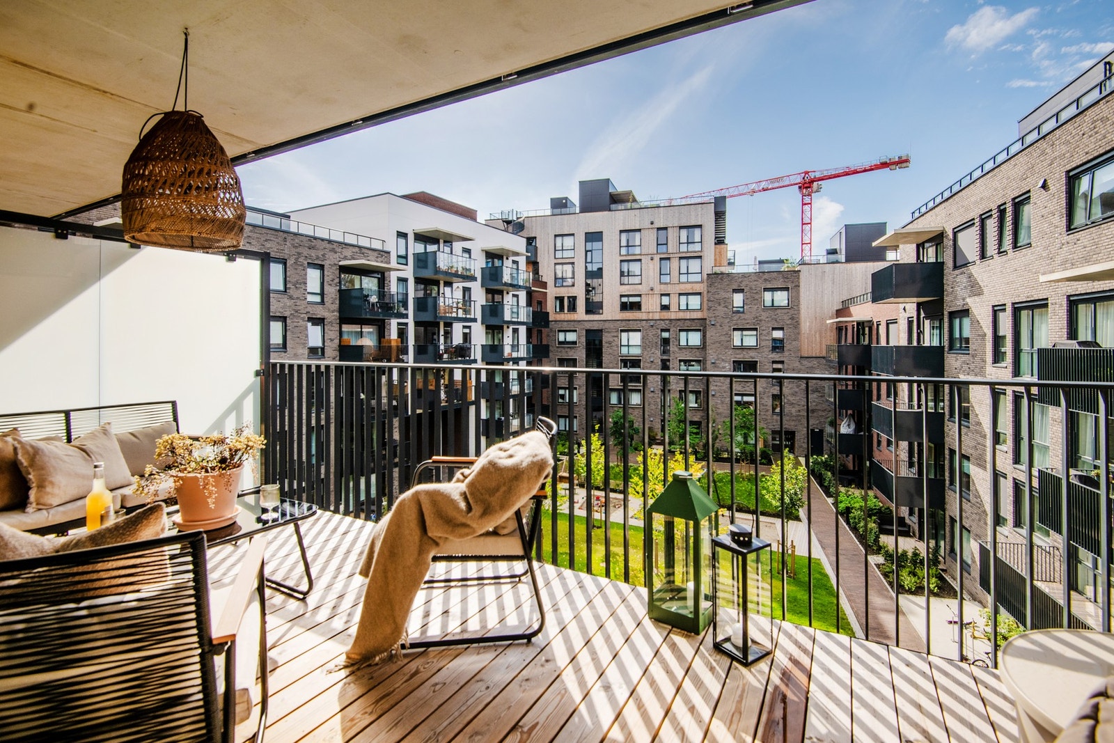 Fra stuen har du utgang til en solrik syd-sydvestvendt balkong på ca. 10 kvm. Galleribilde