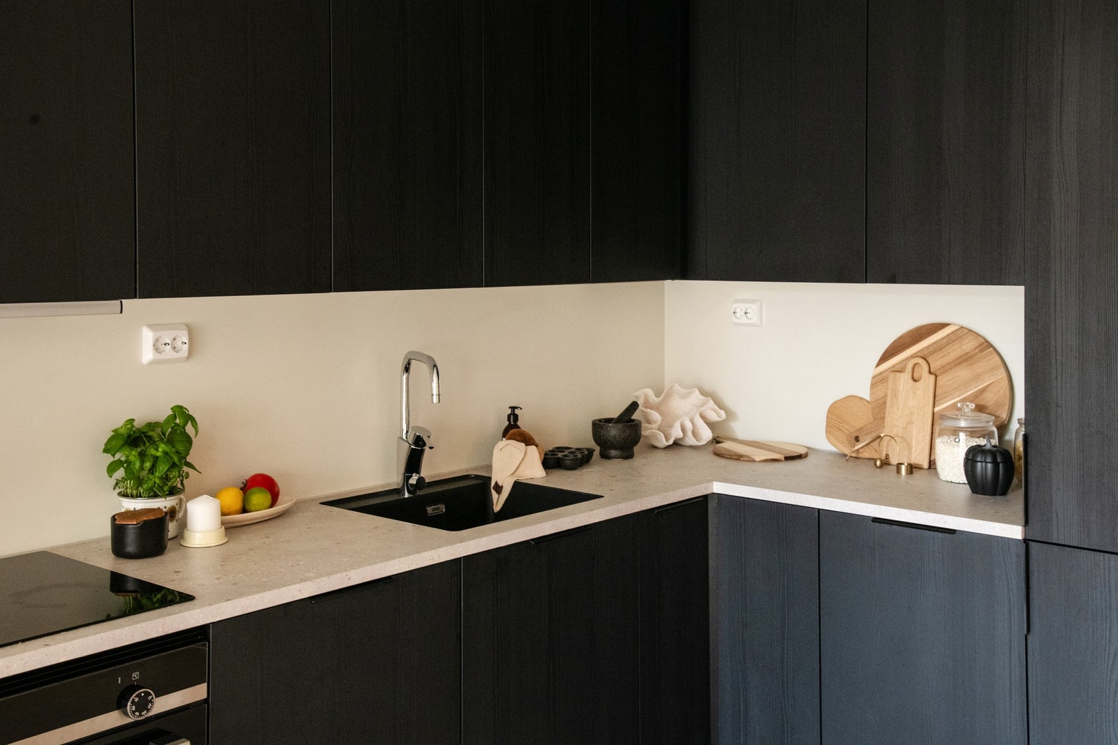 Kjøkkenet er levert av HTH og fremstår moderne med mørke, slette fronter, laminat benkeplate med underlimt kompositt oppvaskkum og stilig kjøkkenventilator i stål. Galleribilde