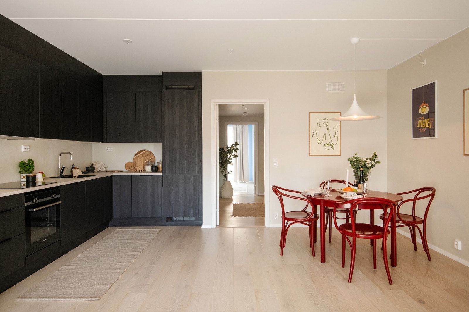 Alle hvitevarer er integrert, og består av koketopp, stekeovn, oppvaskmaskin samt kjøl-/fryseskap. Galleribilde