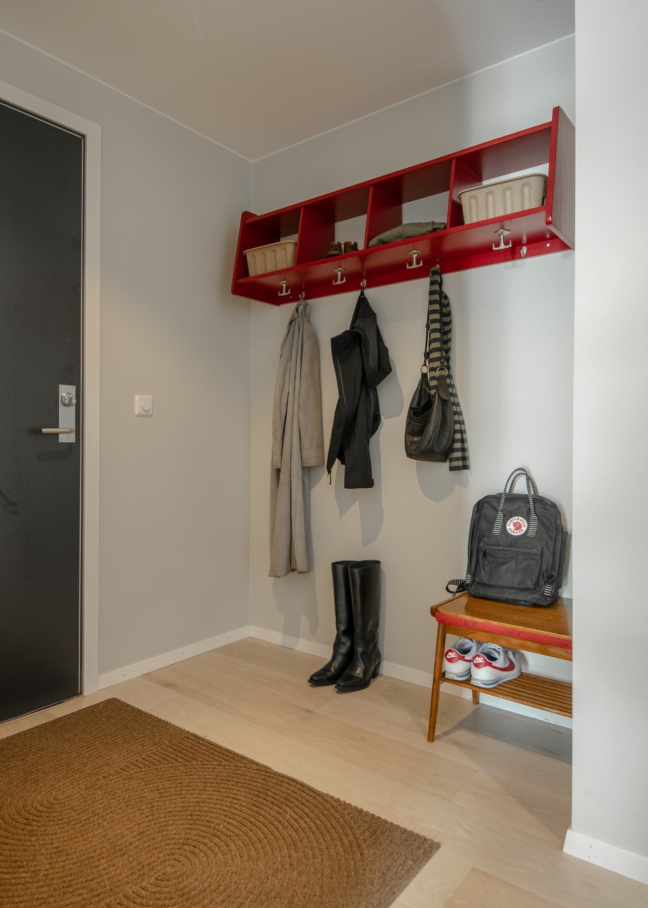 Leiligheten har en lys og innbydende entré med downlights i himling, samt praktisk oppbevaring med hylle og oppheng. Galleribilde